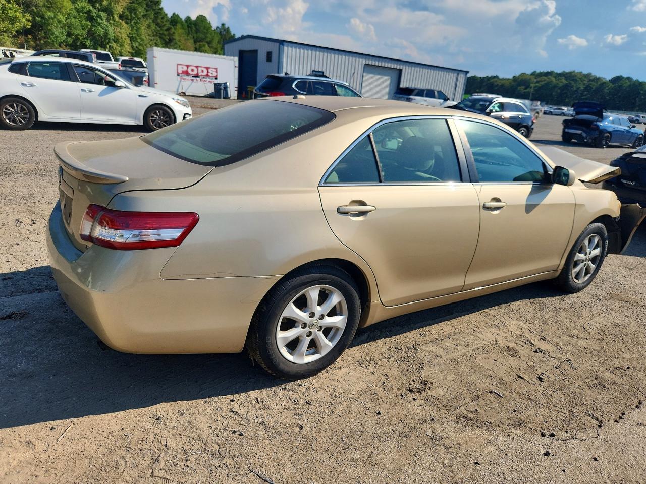 2011 Toyota Camry Le Gold vin: 4T1BF3EK8BU209433