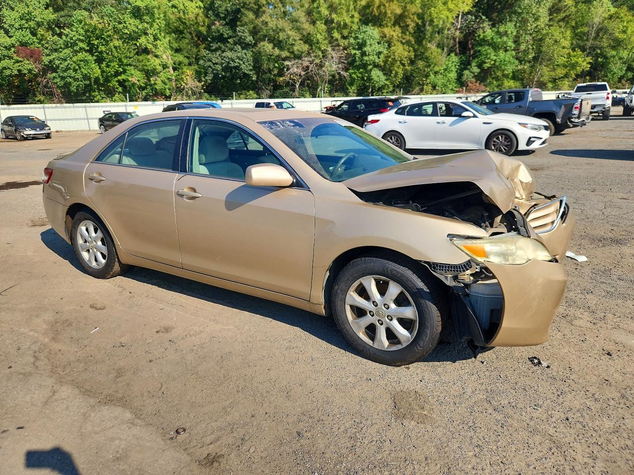 2011 Toyota Camry Le Gold vin: 4T1BF3EK8BU209433