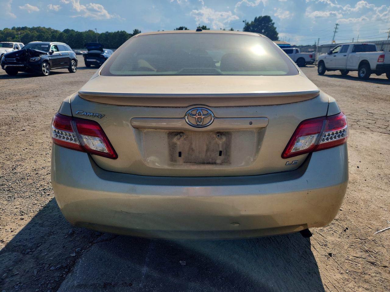 2011 Toyota Camry Le Gold vin: 4T1BF3EK8BU209433