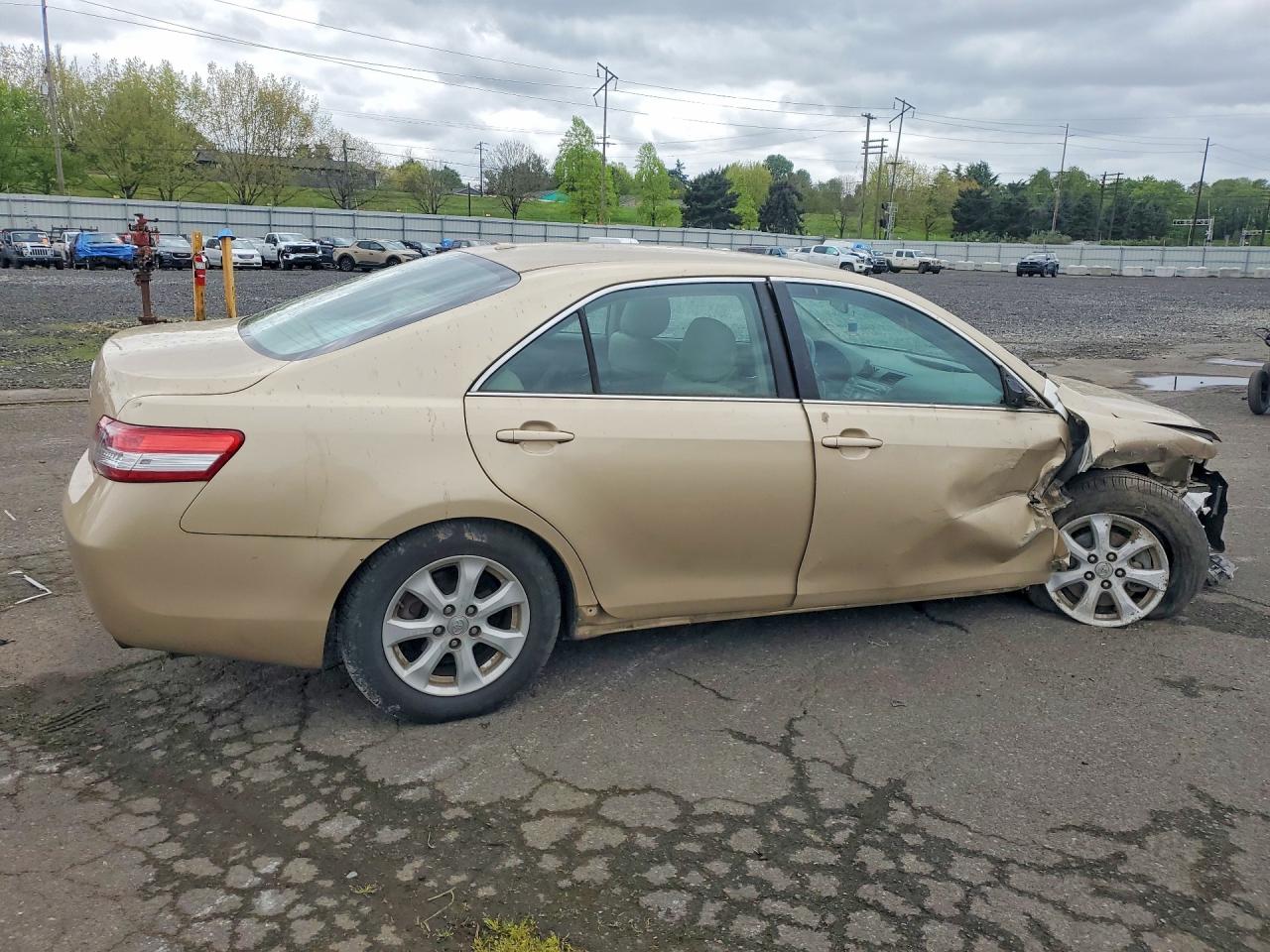 2011 Toyota Camry Automatic Gold vin: 4T1BF3EK8BU219427