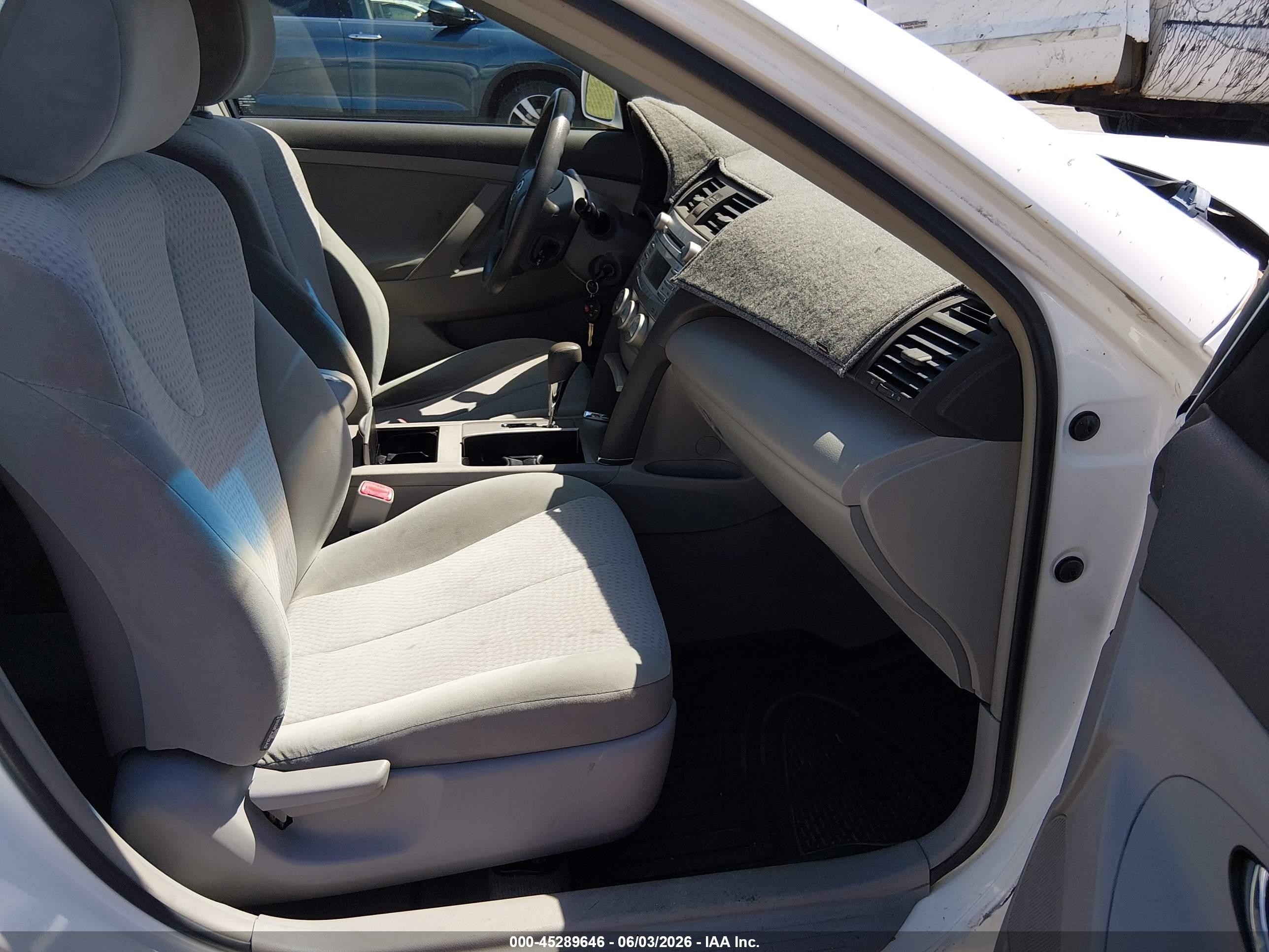 2011 Toyota Camry Le White vin: 4T1BF3EK8BU585324