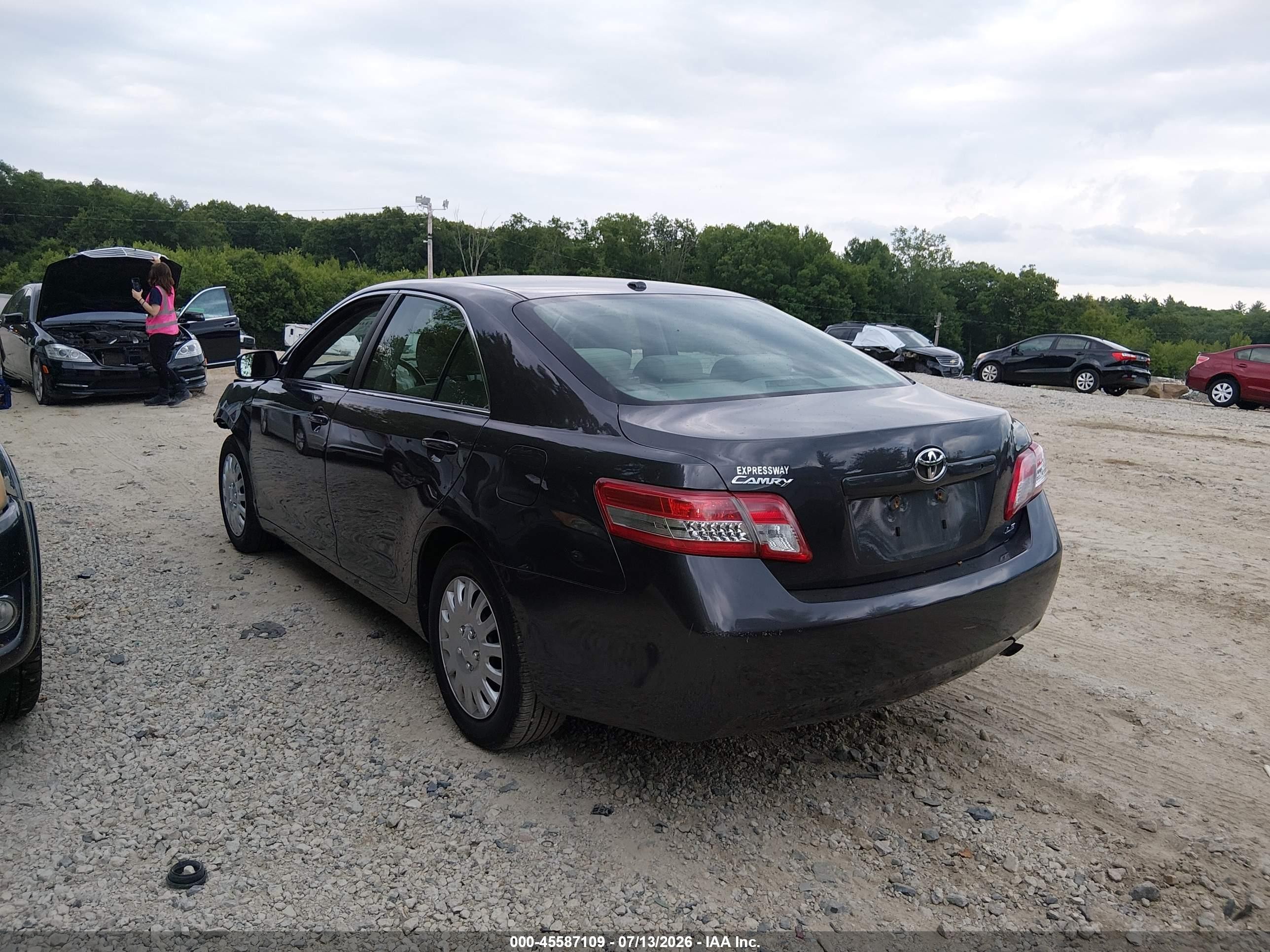 2011 Toyota Camry Le Gray vin: 4T1BF3EK8BU589471
