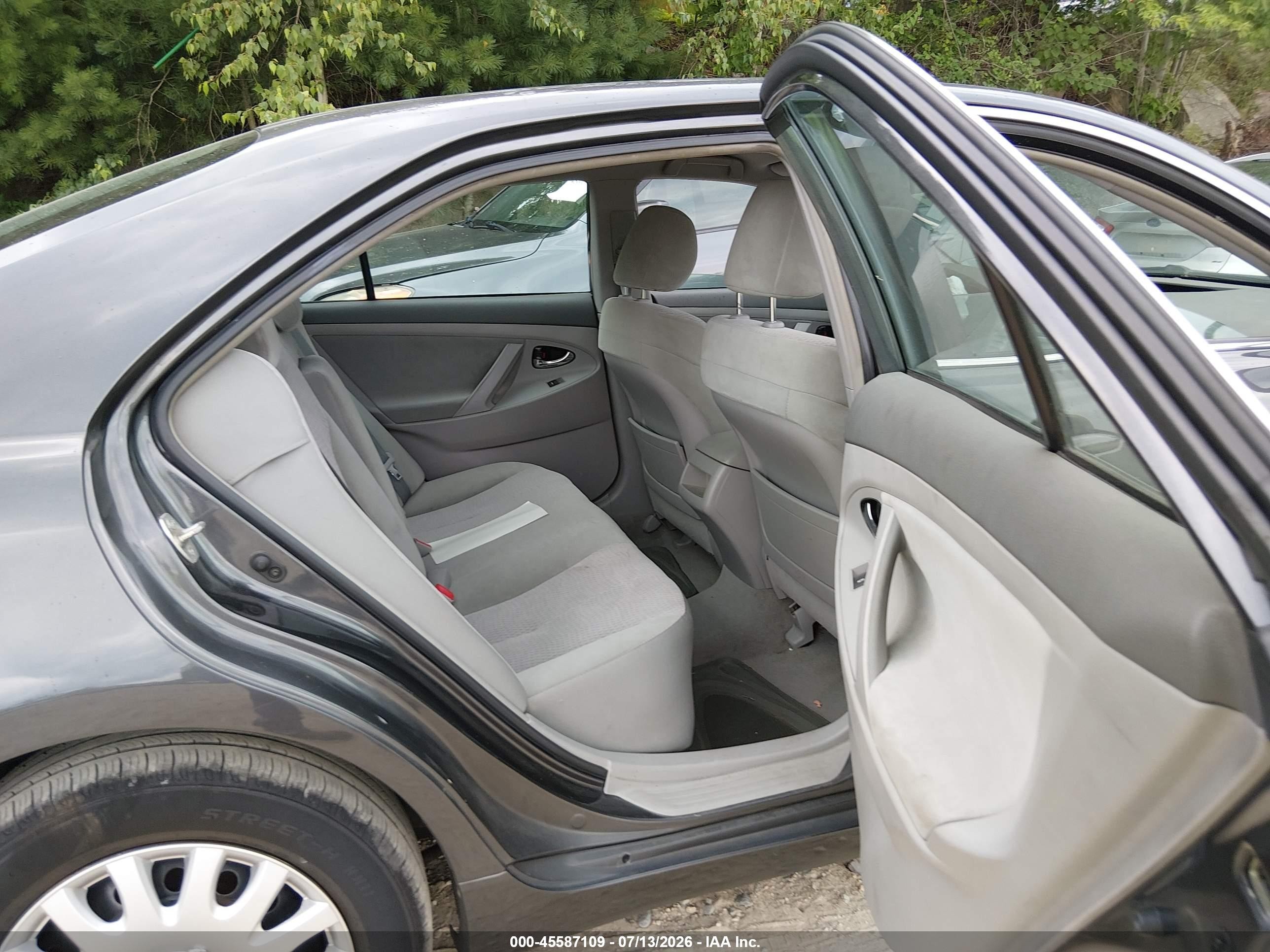 2011 Toyota Camry Le Gray vin: 4T1BF3EK8BU589471