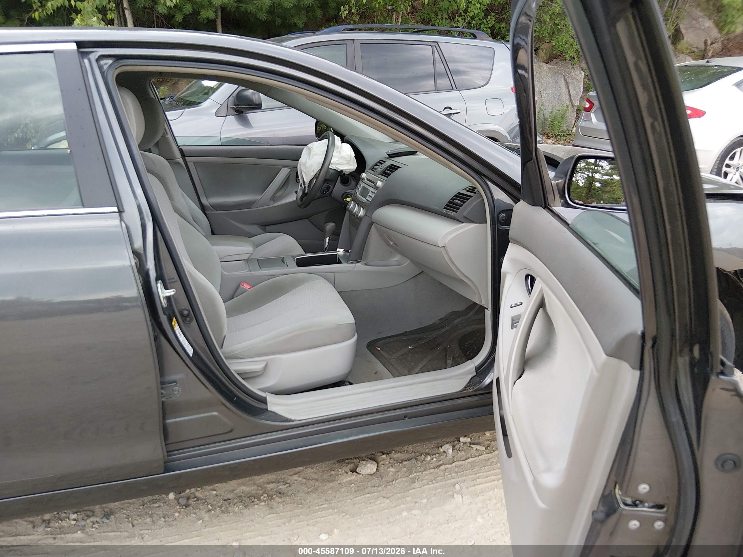 2011 Toyota Camry Le Gray vin: 4T1BF3EK8BU589471