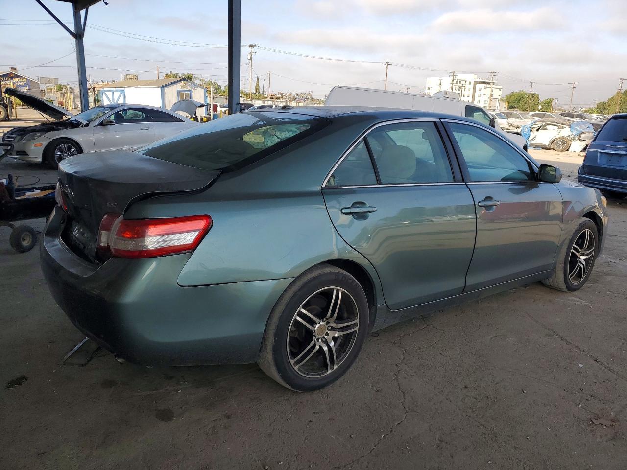 2011 Toyota Camry Le Gray vin: 4T1BF3EK8BU617477