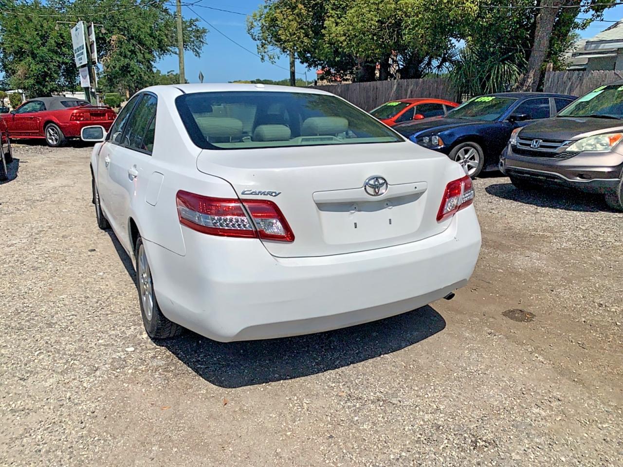 2011 Toyota Camry Le White vin: 4T1BF3EK8BU634165