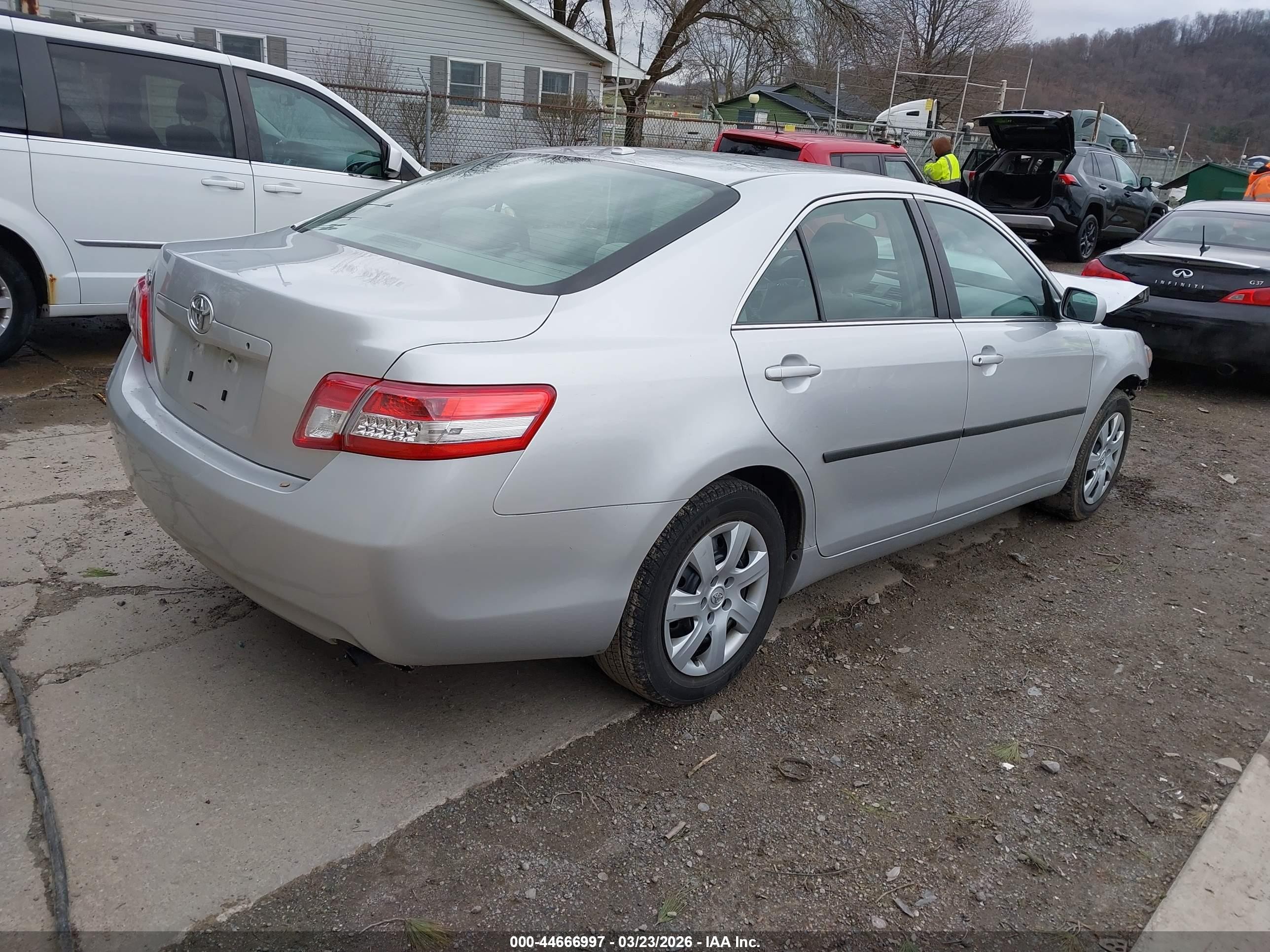 2011 Toyota Camry   Серебряный vin: 4T1BF3EK8BU652763
