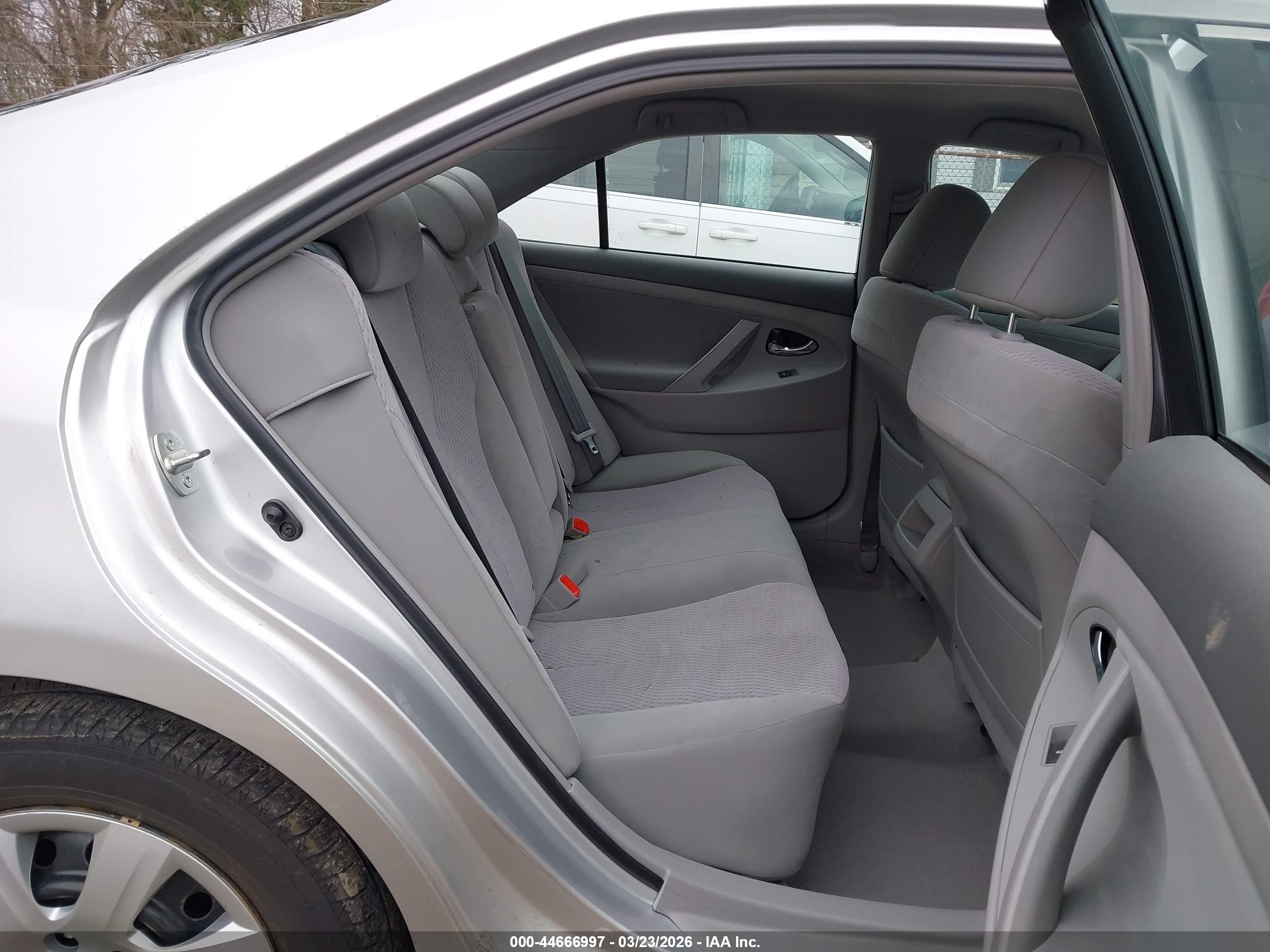 2011 Toyota Camry   Серебряный vin: 4T1BF3EK8BU652763