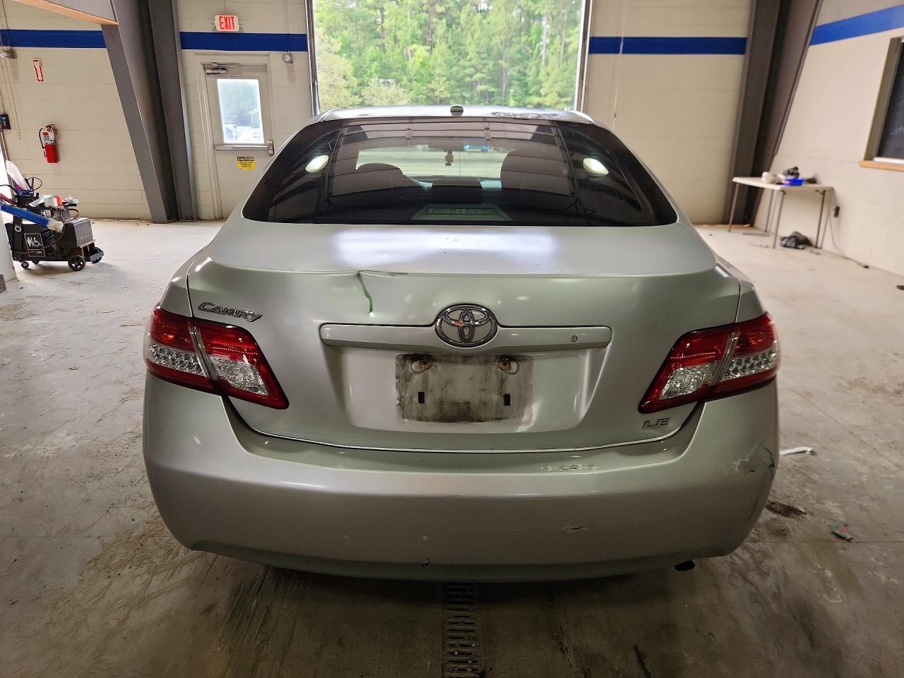 2011 Toyota Camry Le Gray vin: 4T1BF3EK8BU693863