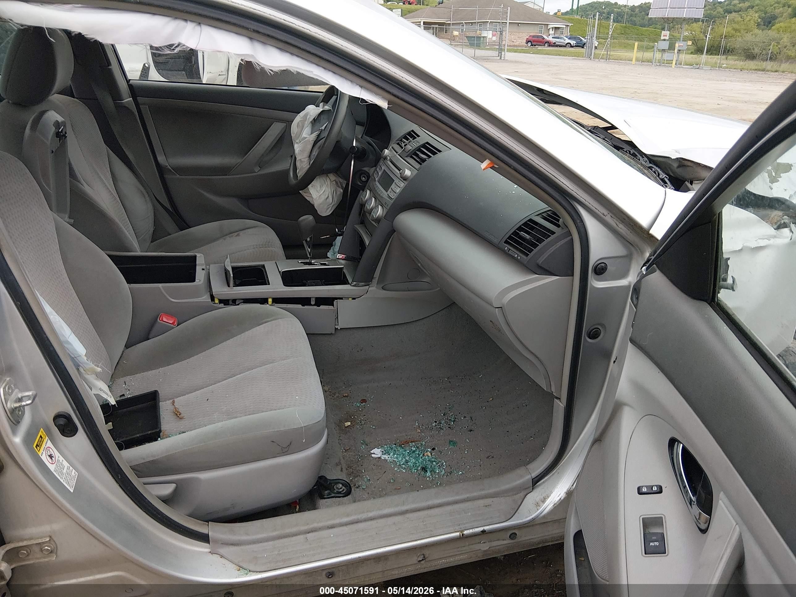 2011 Toyota Camry Le Silver vin: 4T1BF3EK8BU696410