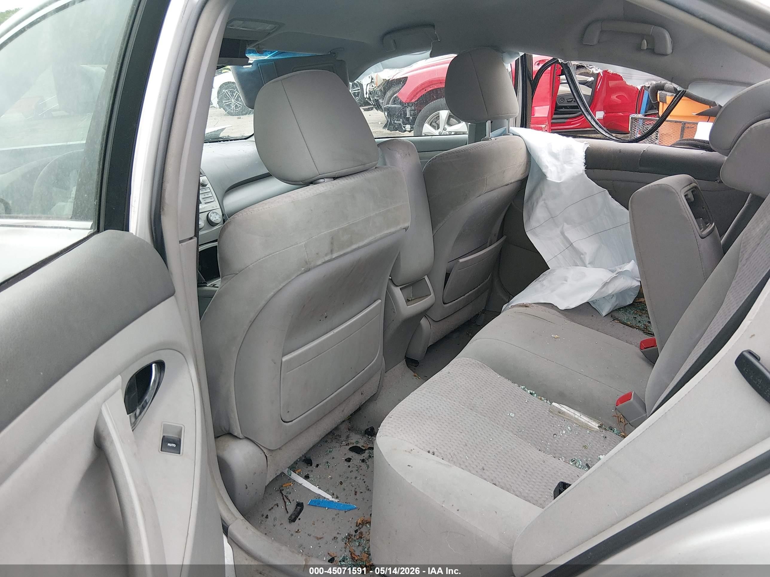 2011 Toyota Camry Le Silver vin: 4T1BF3EK8BU696410
