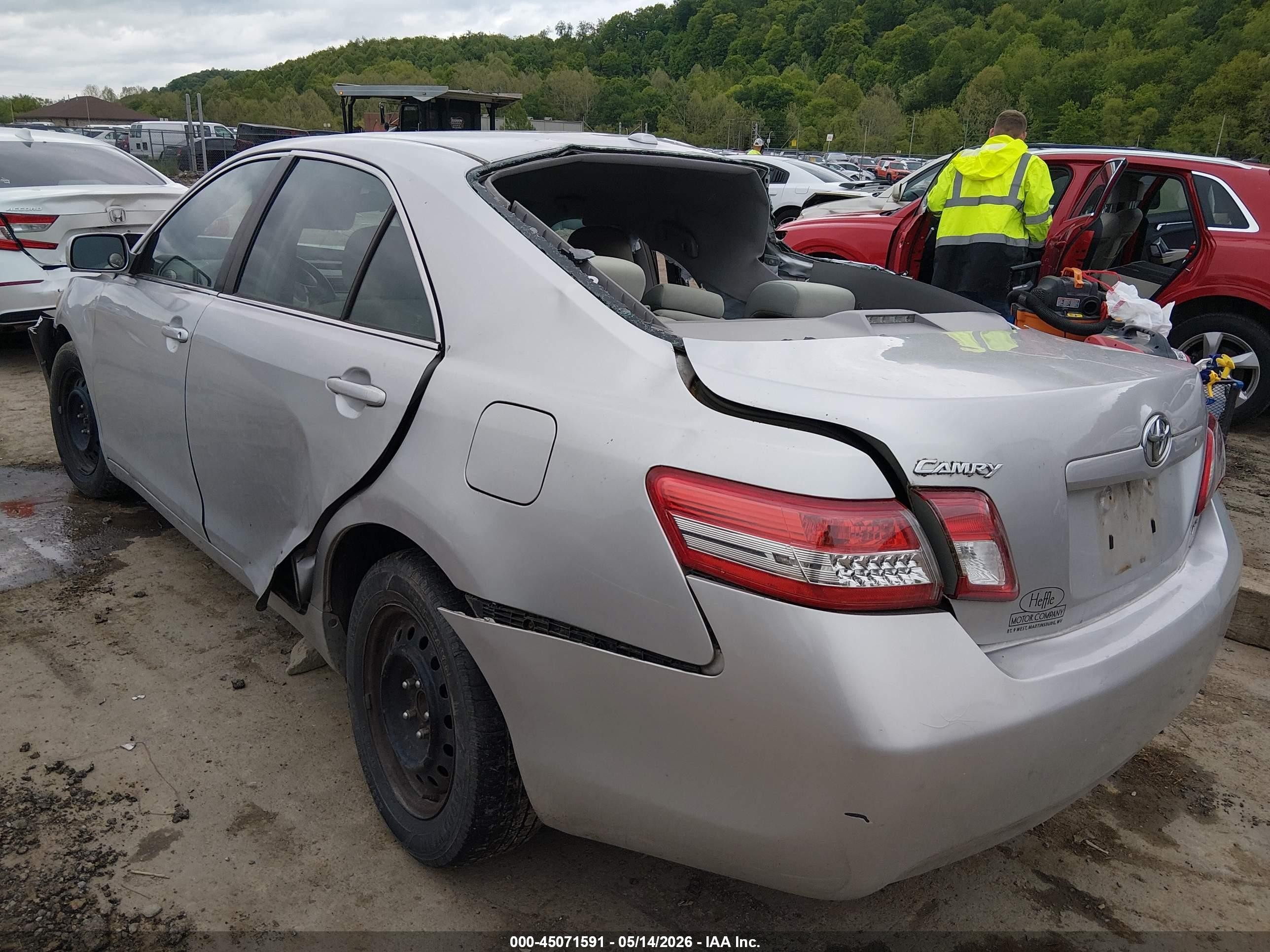 2011 Toyota Camry Le Silver vin: 4T1BF3EK8BU696410