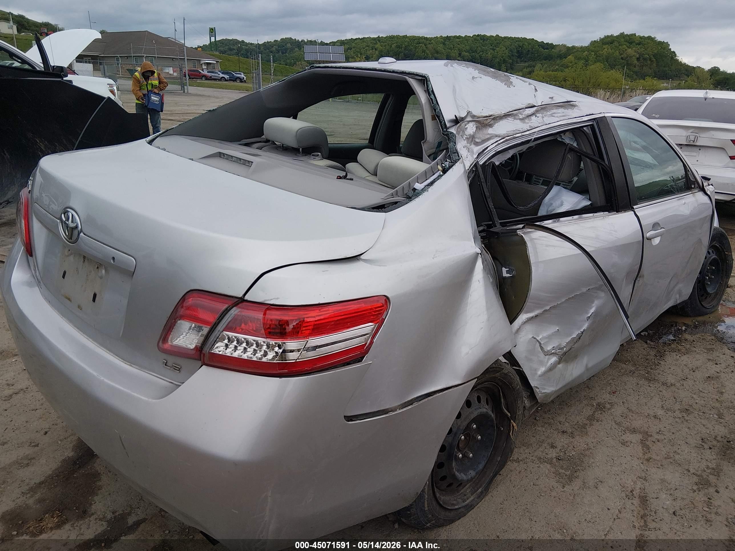 2011 Toyota Camry Le Silver vin: 4T1BF3EK8BU696410