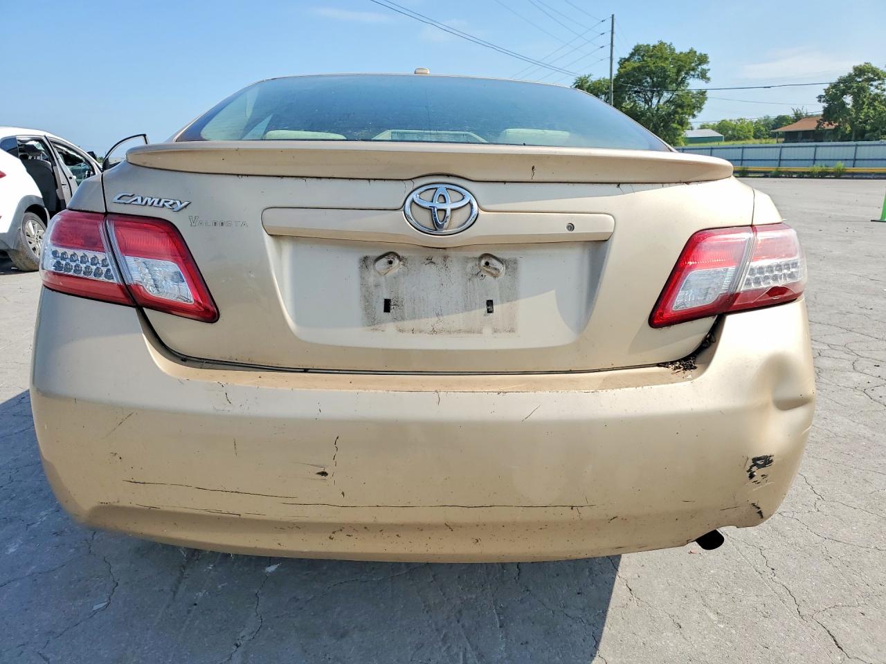 2011 Toyota Camry Base Gold vin: 4T1BF3EK8BU703002