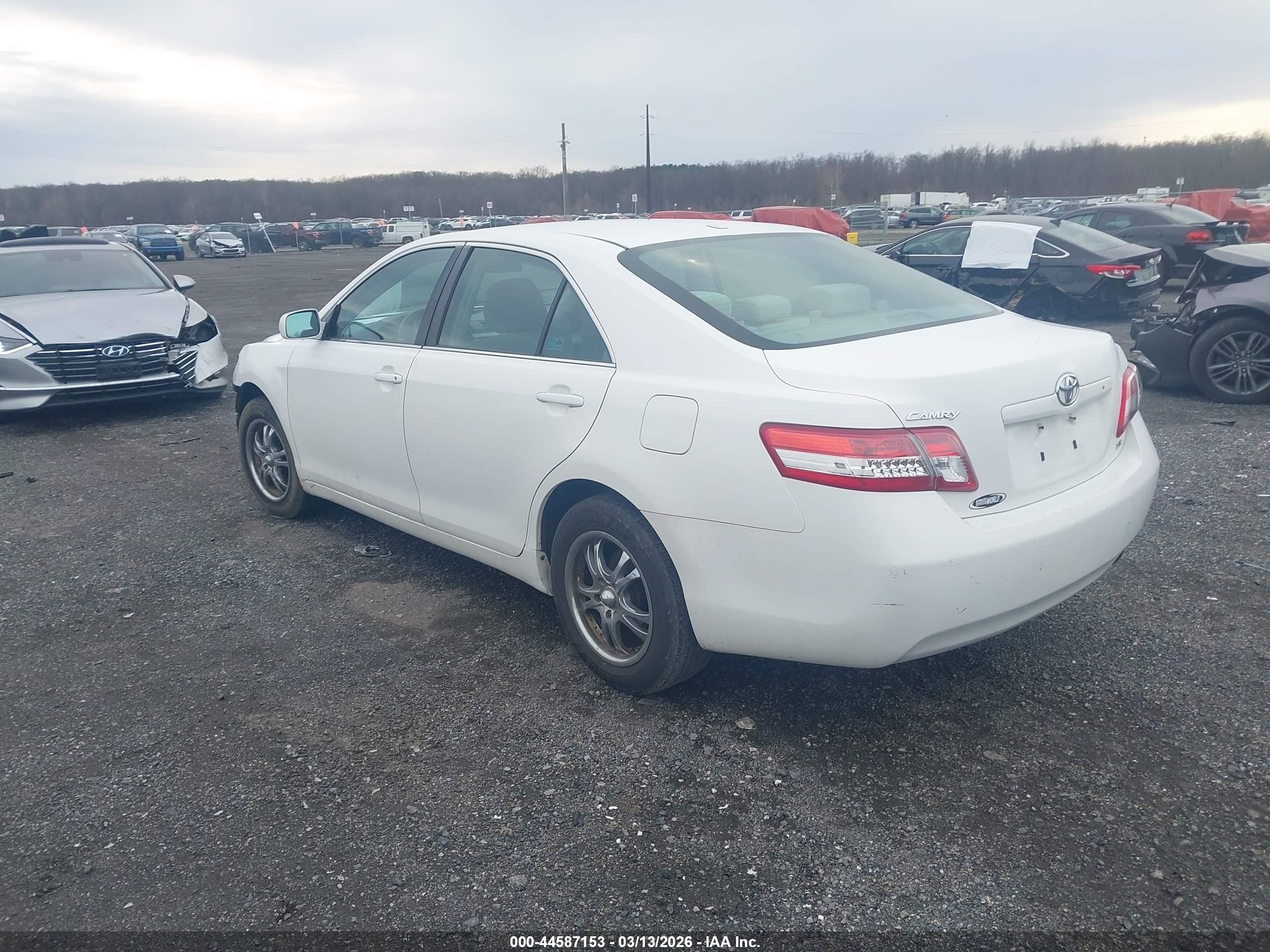 2011 Toyota Camry Le White vin: 4T1BF3EK8BU706398