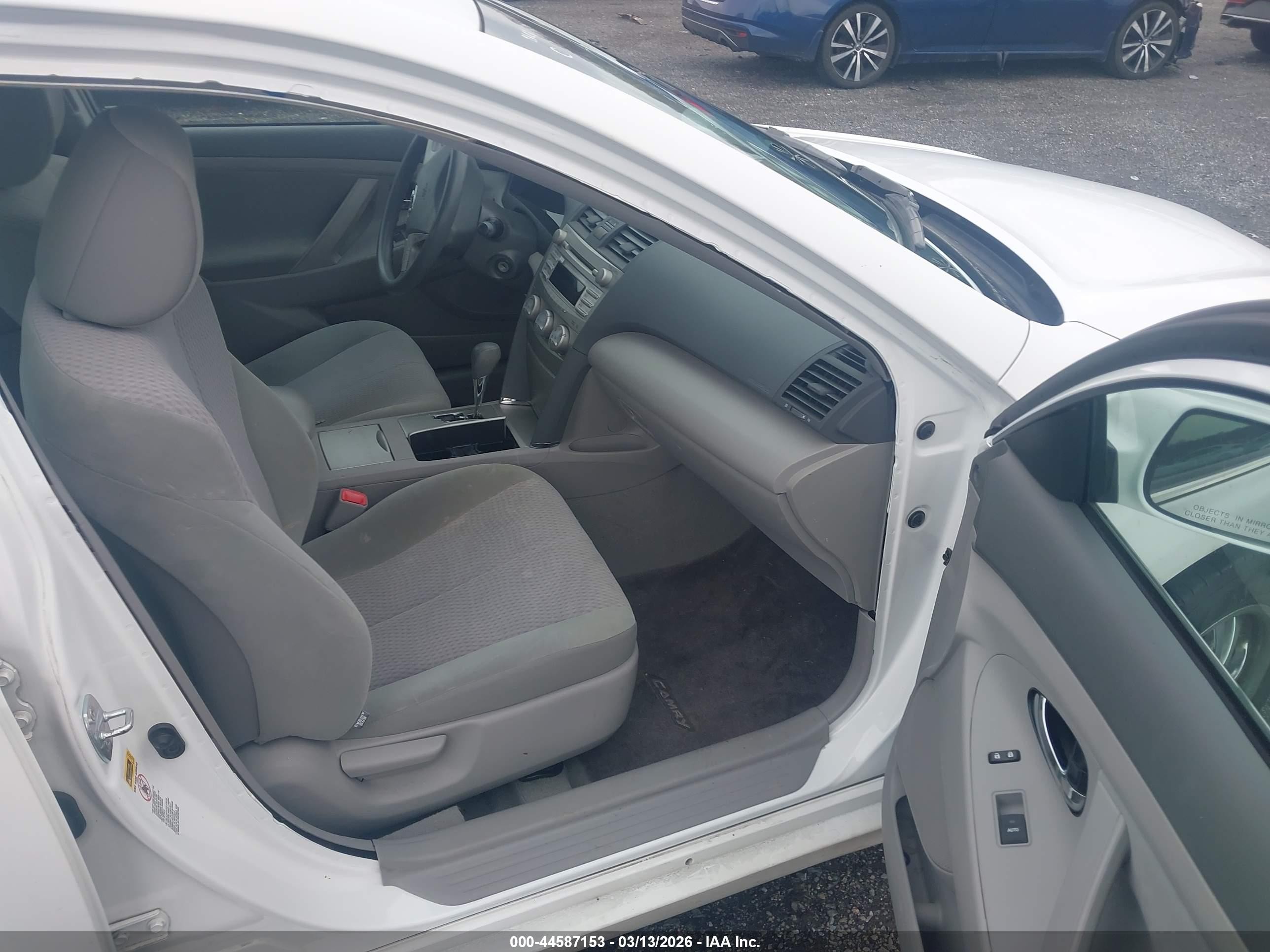 2011 Toyota Camry Le White vin: 4T1BF3EK8BU706398