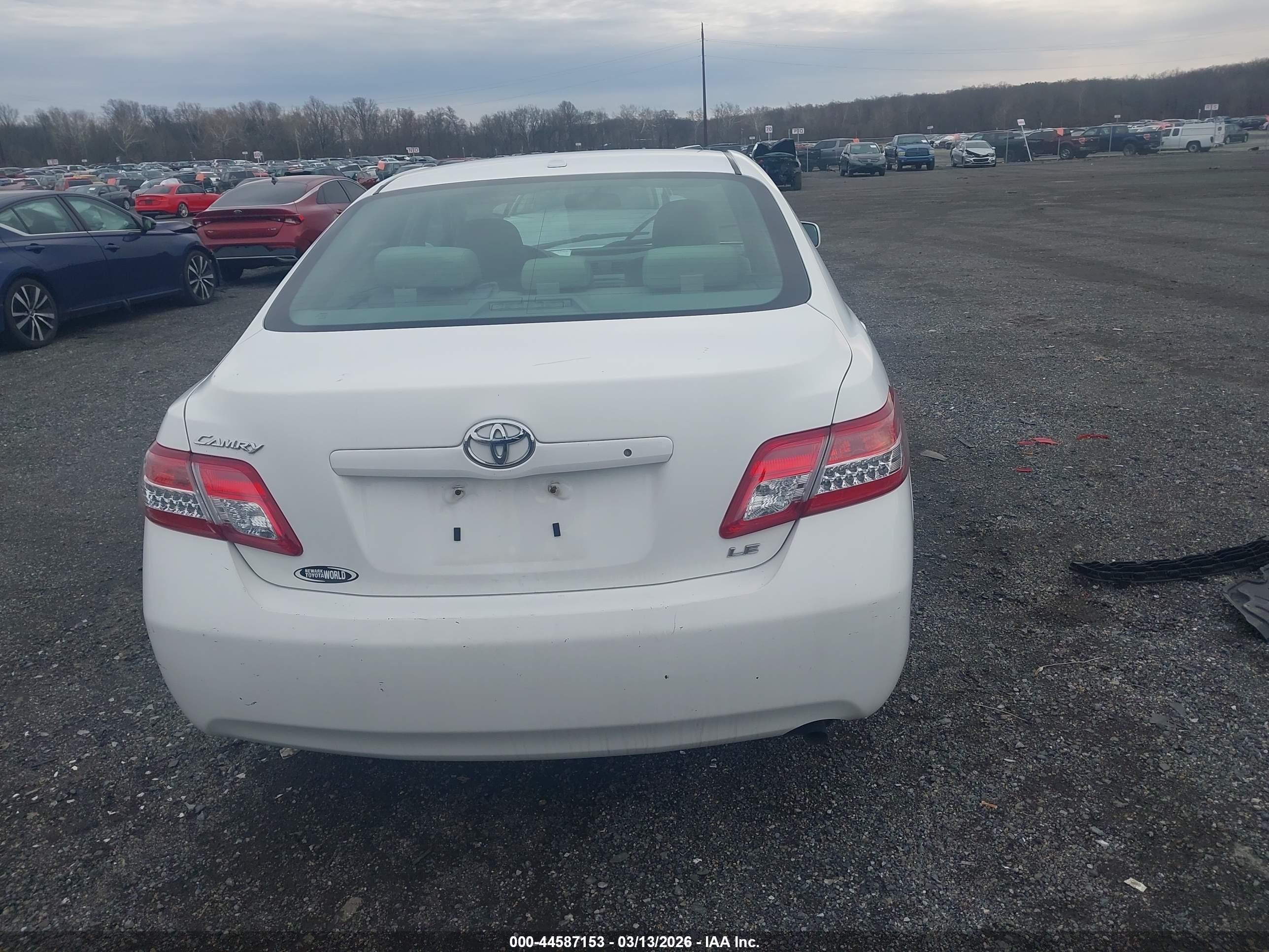 2011 Toyota Camry Le White vin: 4T1BF3EK8BU706398