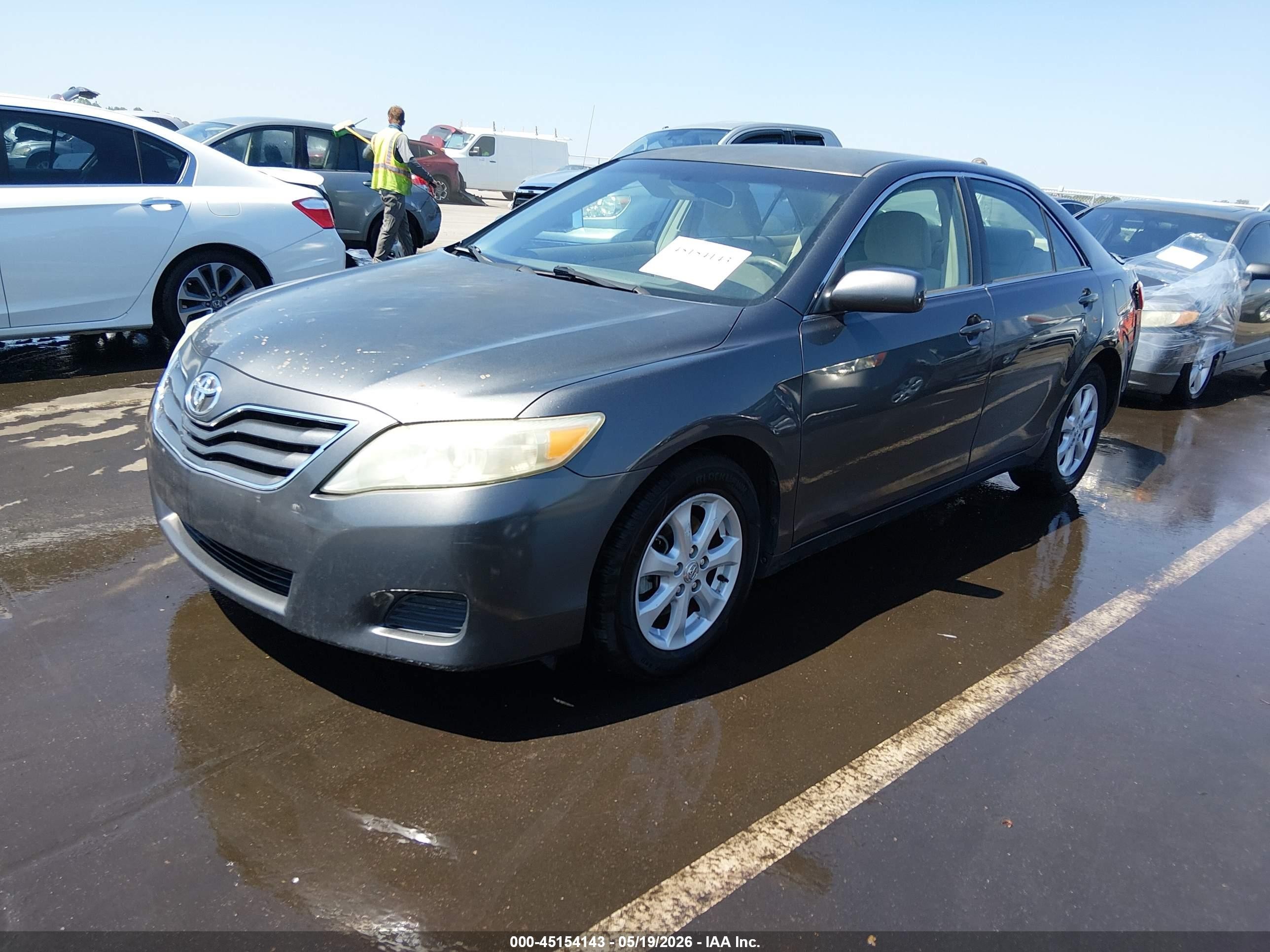 2011 Toyota Camry Le Gray vin: 4T1BF3EK8BU721130