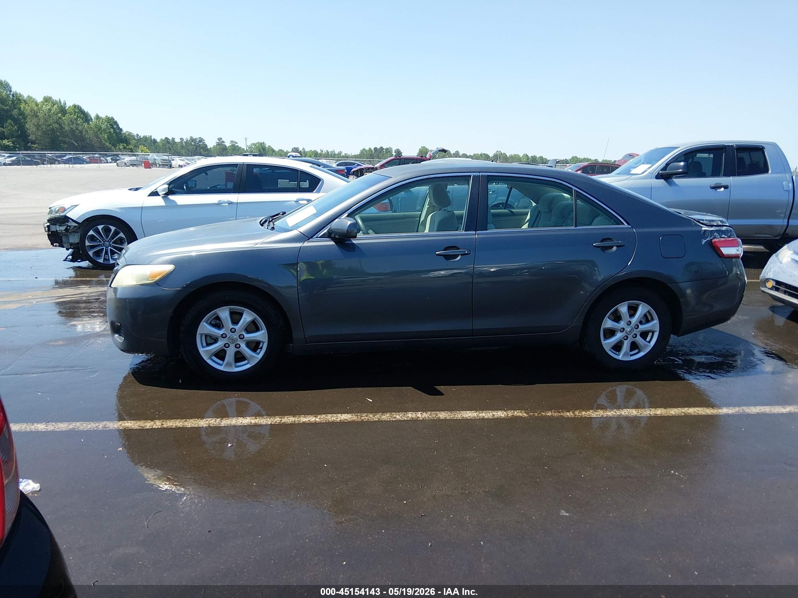 2011 Toyota Camry Le Gray vin: 4T1BF3EK8BU721130
