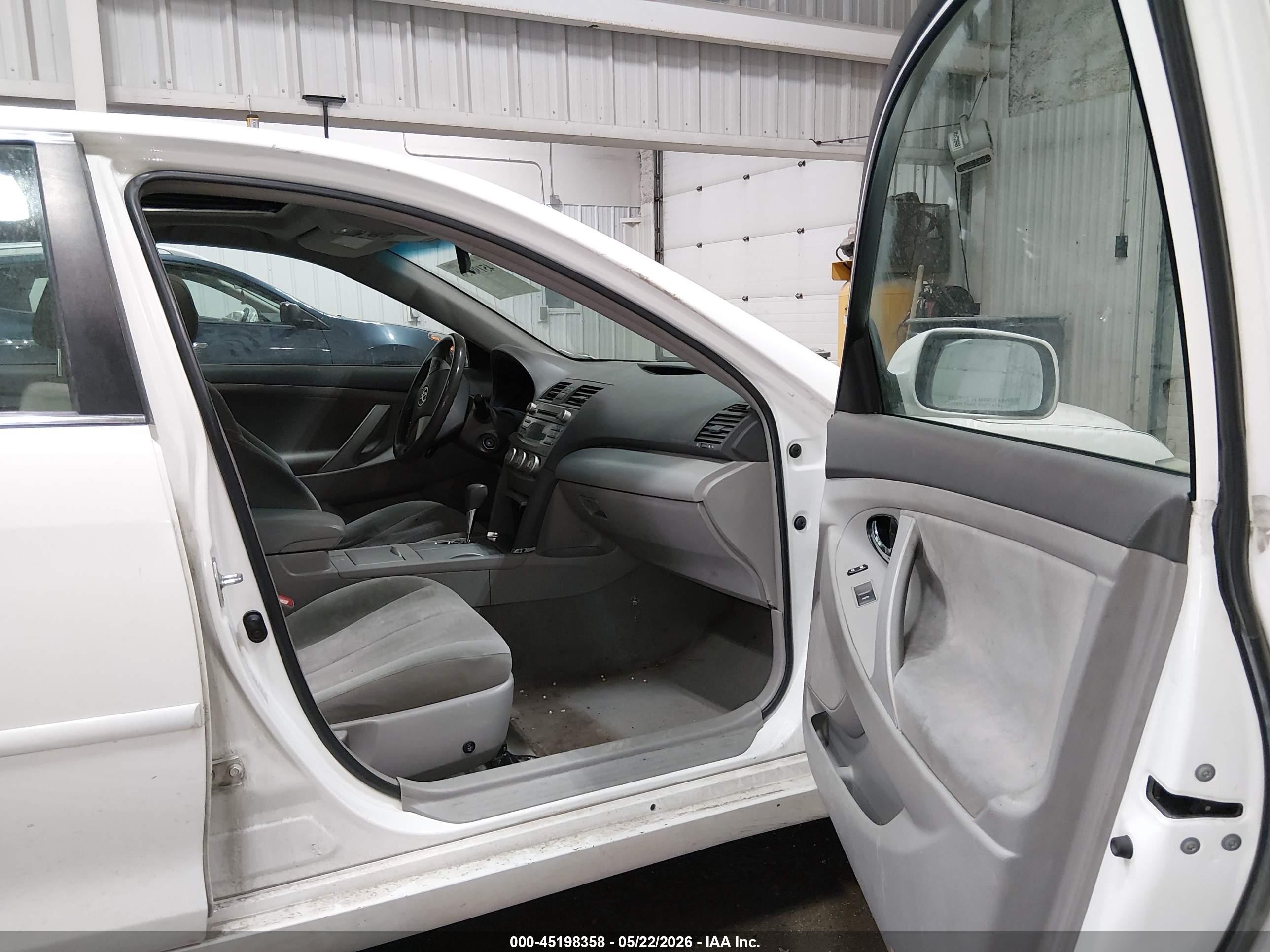 2011 Toyota Camry Le White vin: 4T1BF3EK8BU732659