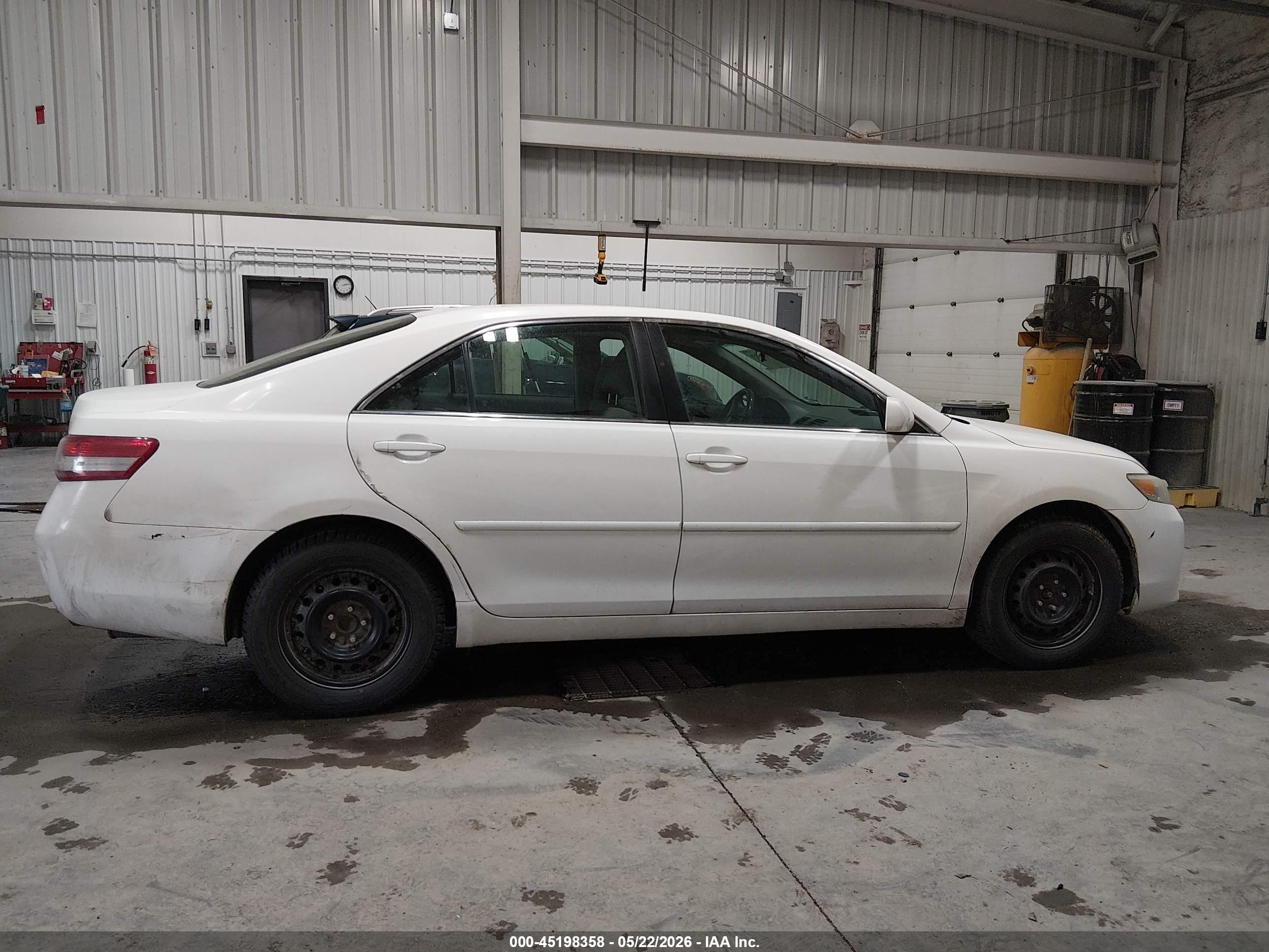 2011 Toyota Camry Le White vin: 4T1BF3EK8BU732659