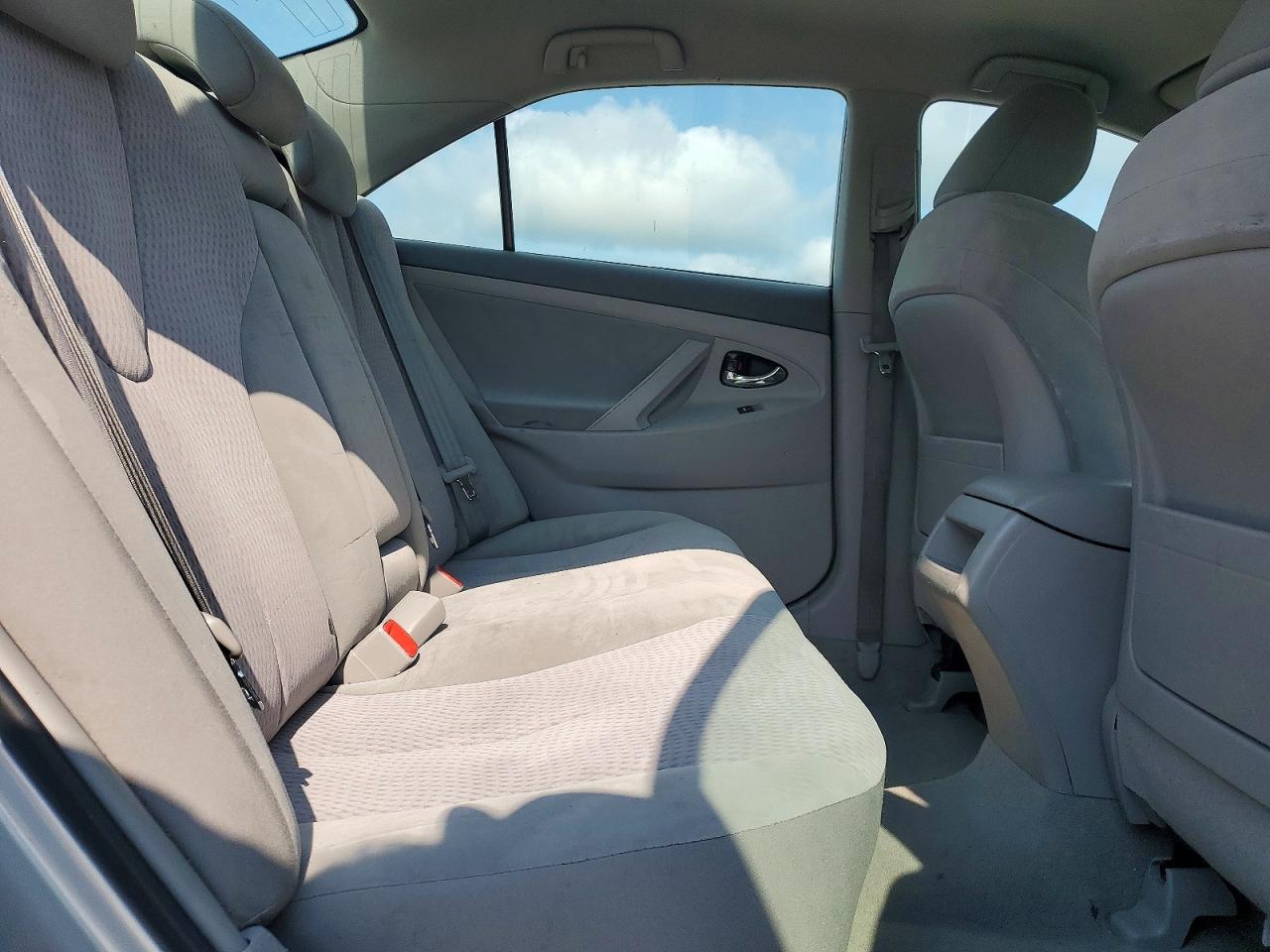 2011 Toyota Camry Le Silver vin: 4T1BF3EK8BU747890