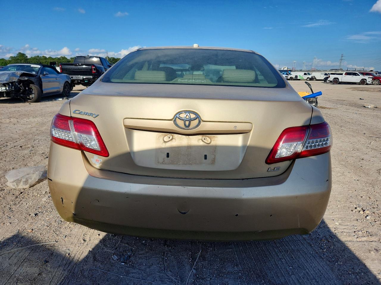 2011 Toyota Camry Le Gold vin: 4T1BF3EK8BU756623