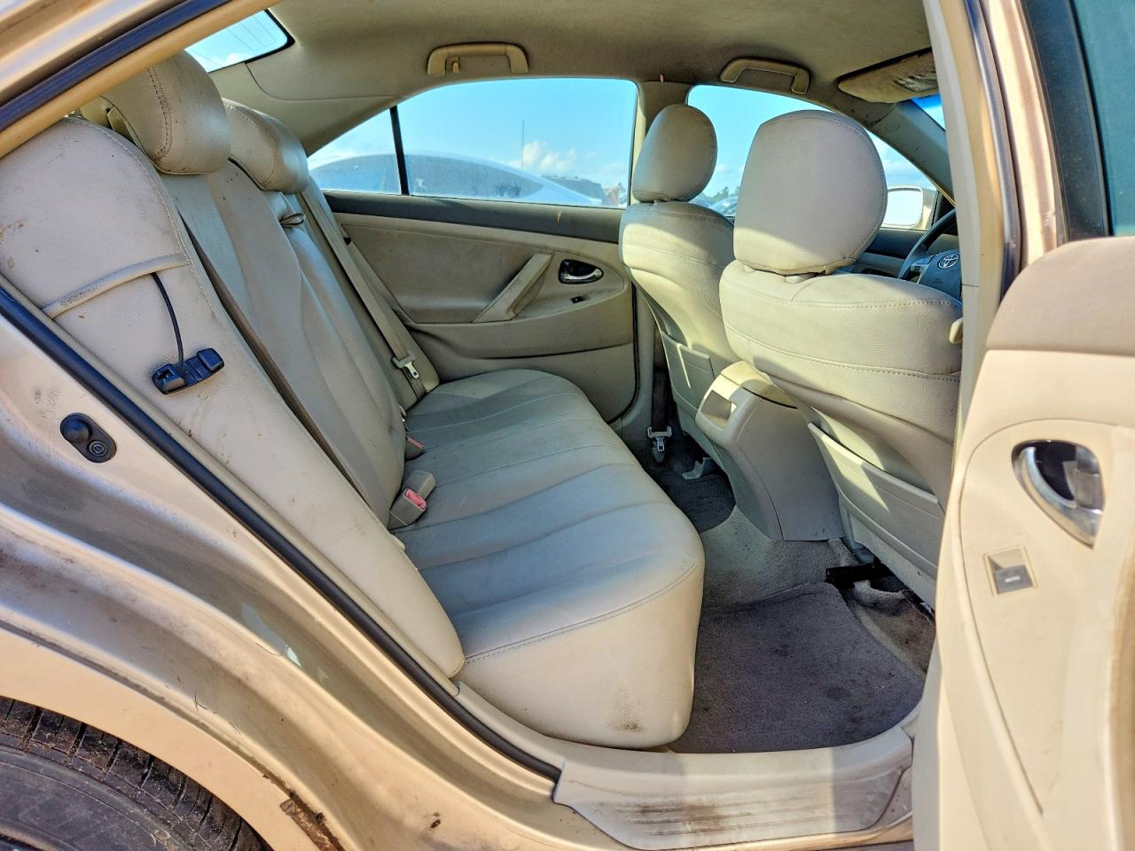 2011 Toyota Camry Le Gold vin: 4T1BF3EK8BU756623