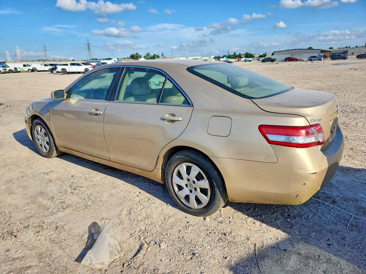 2011 Toyota Camry Le Gold vin: 4T1BF3EK8BU756623