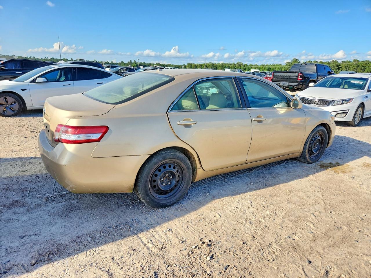 2011 Toyota Camry Le Gold vin: 4T1BF3EK8BU756623