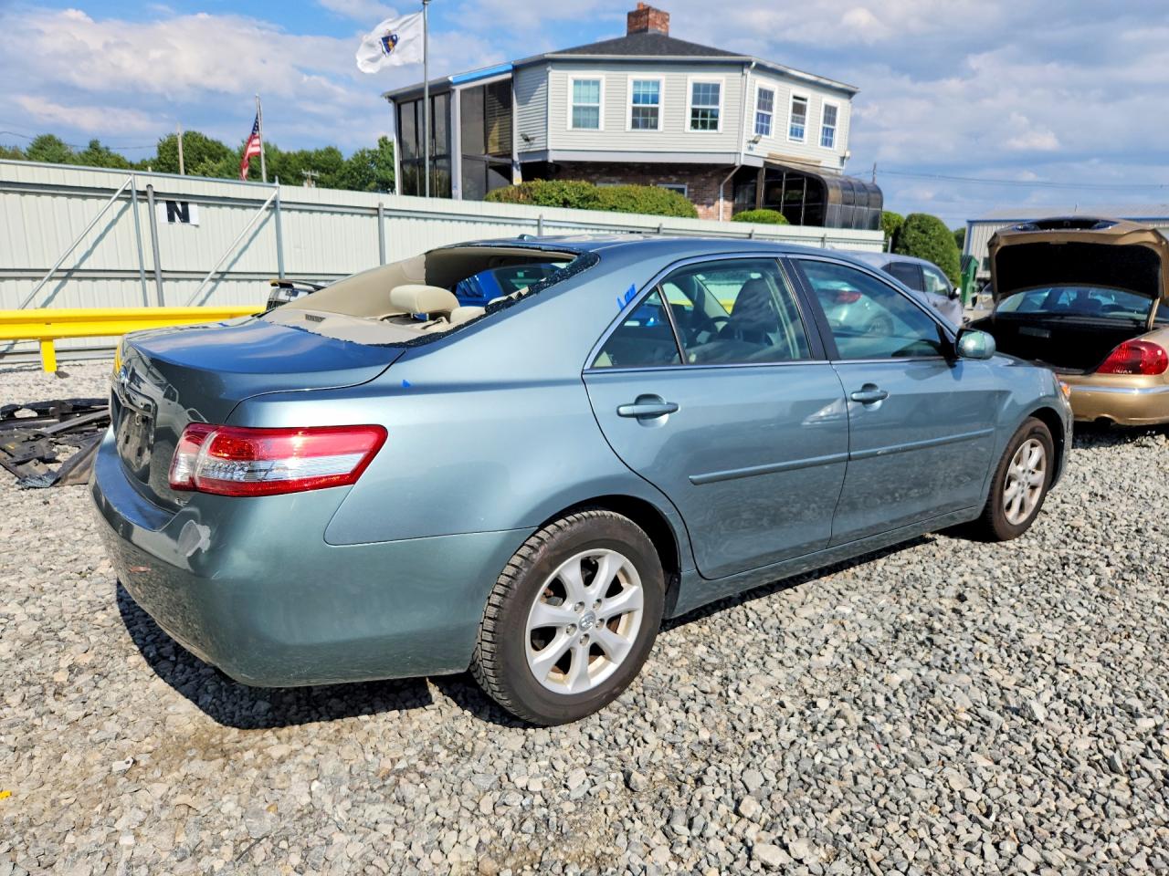 2011 Toyota Camry Le Green vin: 4T1BF3EK8BU758128