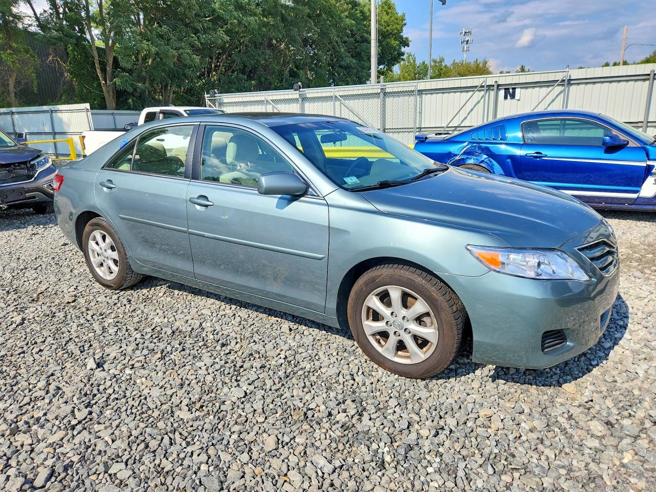 2011 Toyota Camry Le Green vin: 4T1BF3EK8BU758128
