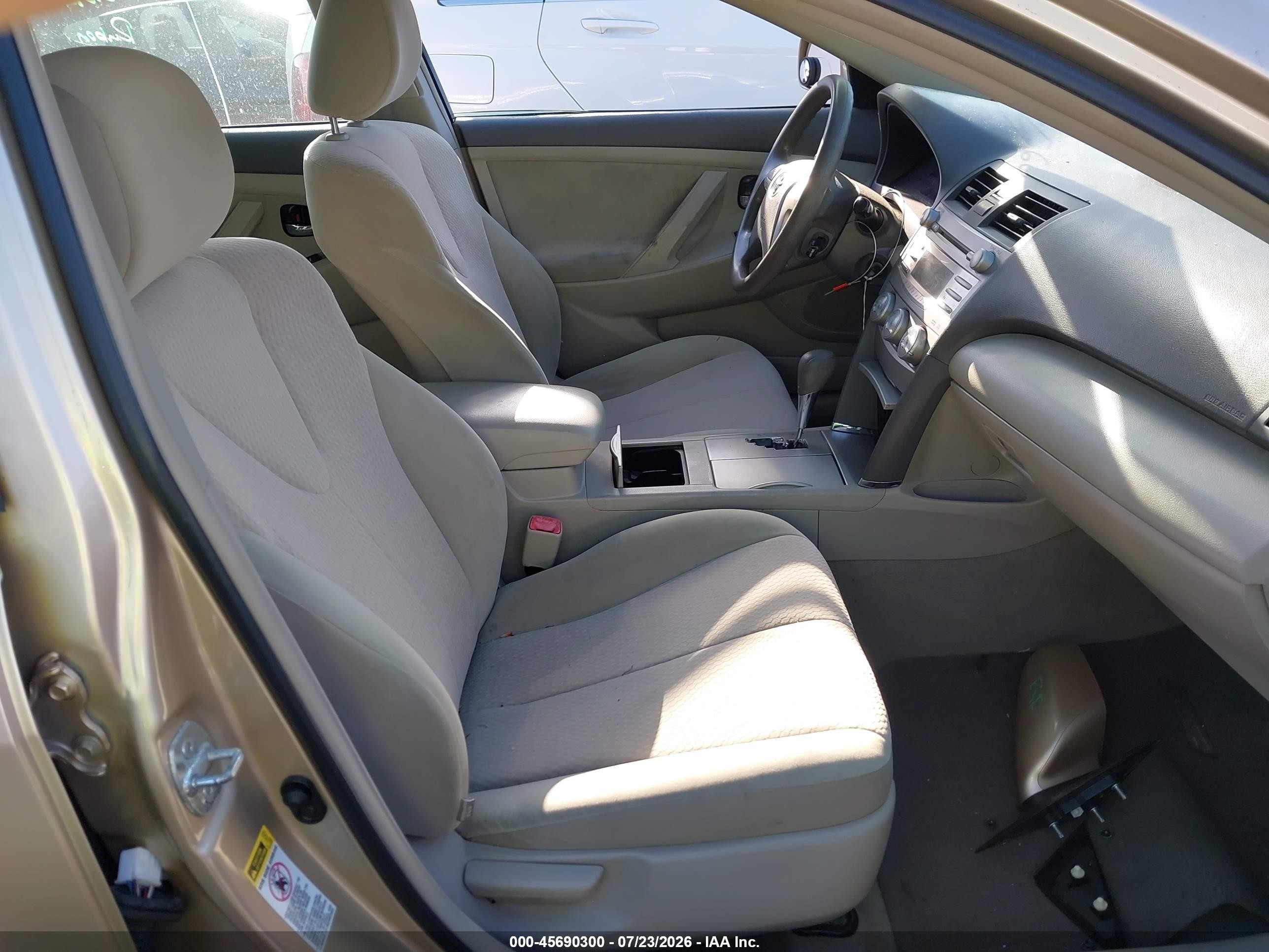 2011 Toyota Camry Le Gold vin: 4T1BF3EK8BU758162