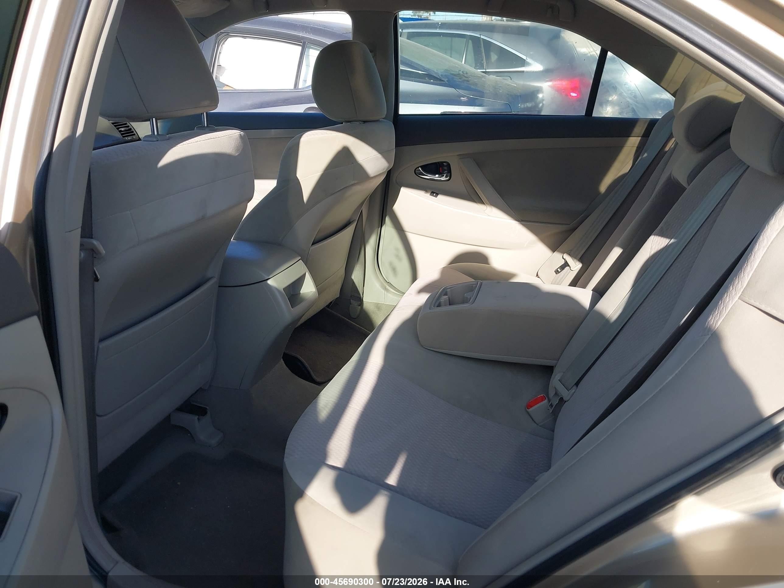 2011 Toyota Camry Le Gold vin: 4T1BF3EK8BU758162