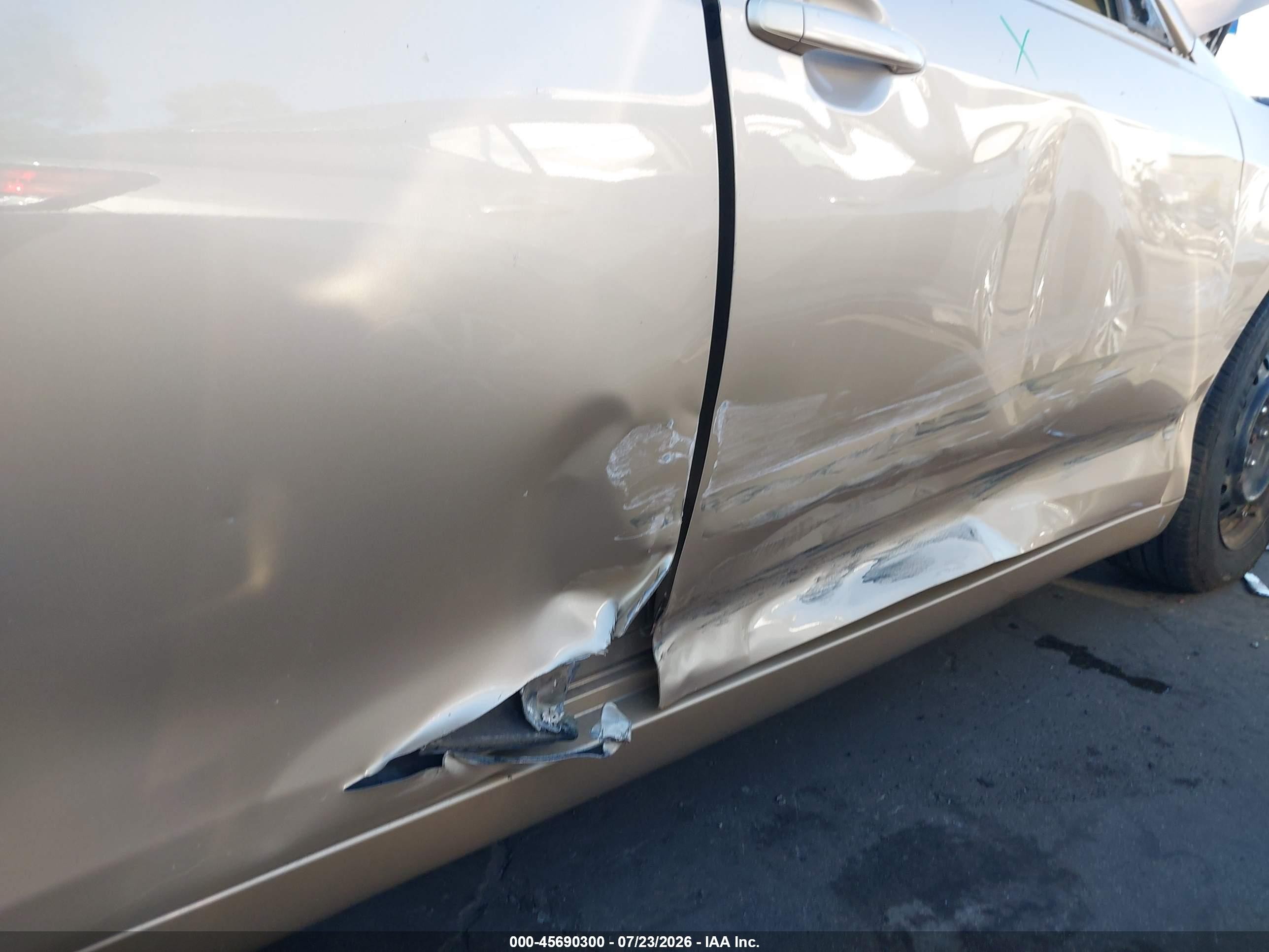 2011 Toyota Camry Le Gold vin: 4T1BF3EK8BU758162