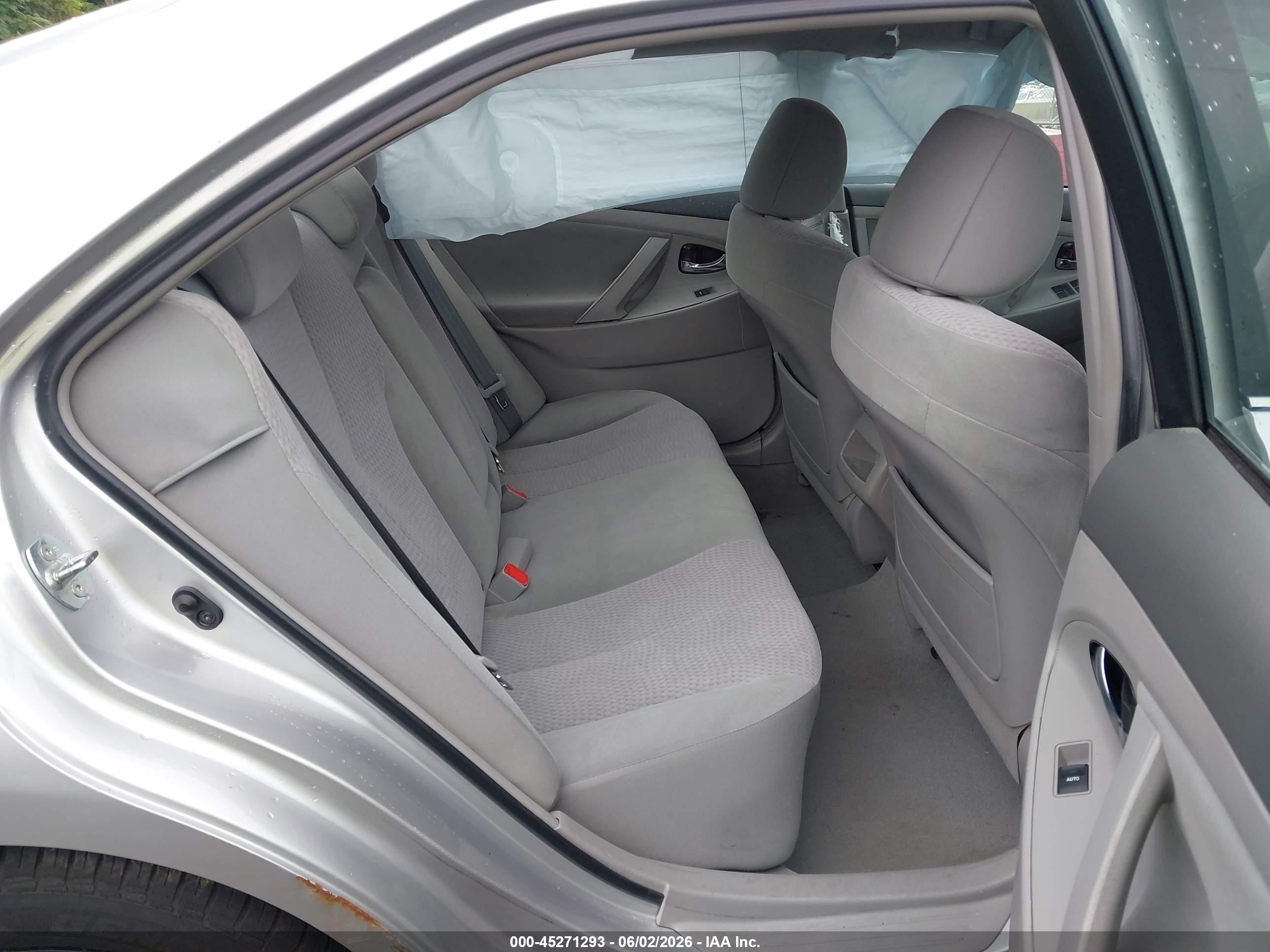 2011 Toyota Camry Le Silver vin: 4T1BF3EK8BU762681