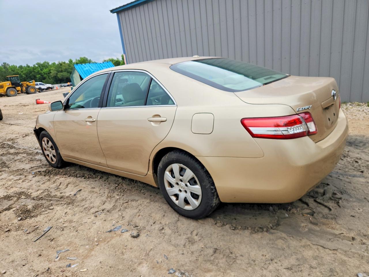 2010 Toyota Camry Le Gold vin: 4T1BF3EK9AU042210