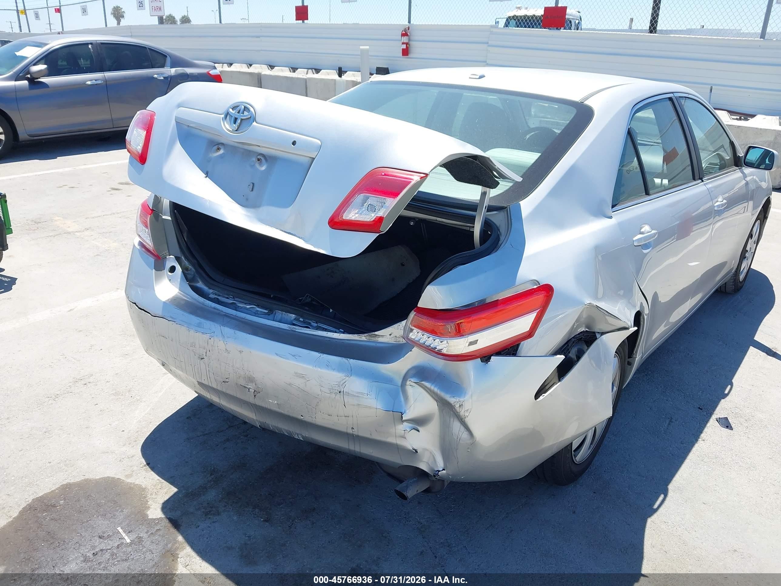 2010 Toyota Camry Le Silver vin: 4T1BF3EK9AU054891