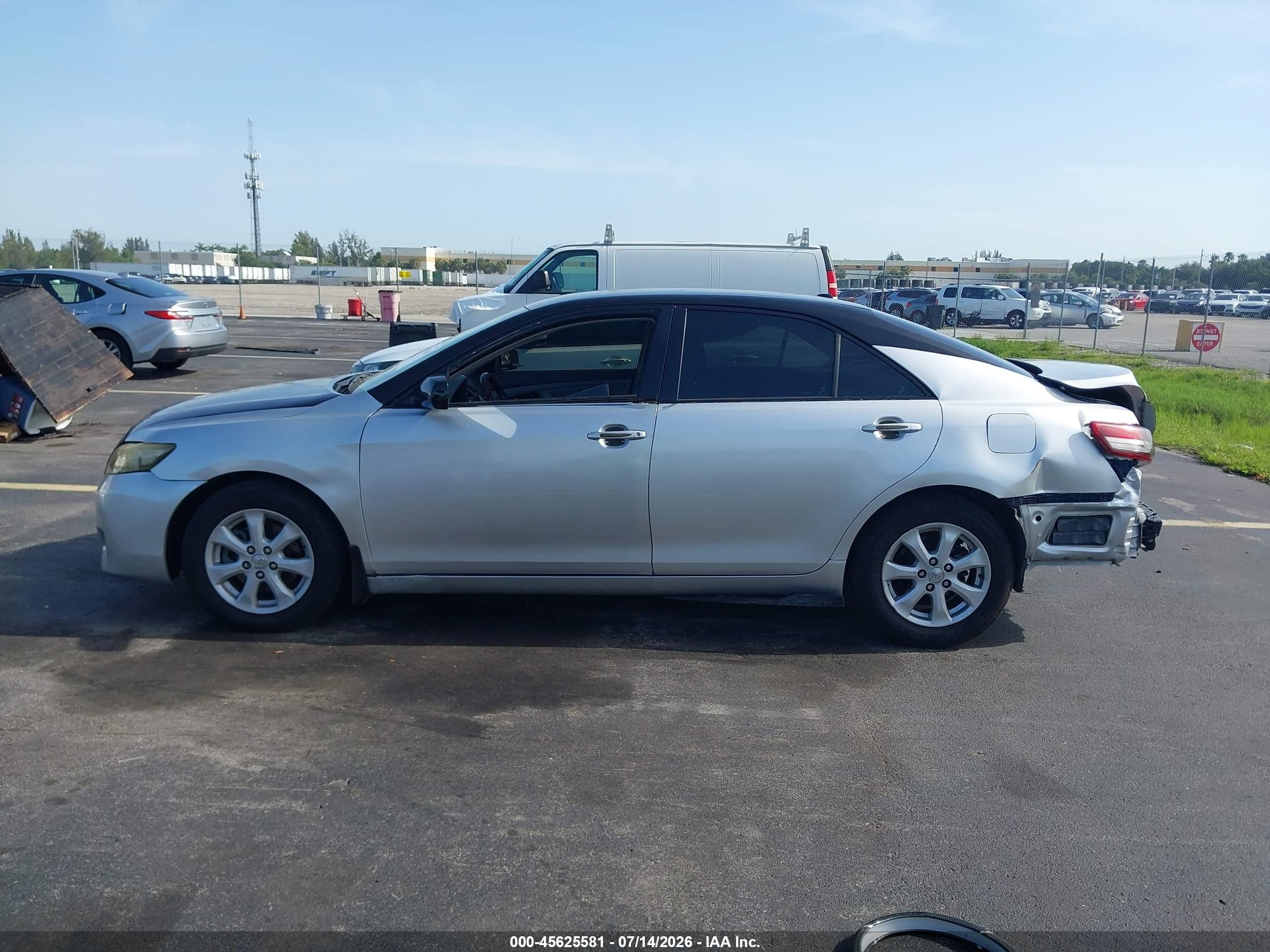 2011 Toyota Camry Le Gray vin: 4T1BF3EK9BU119174