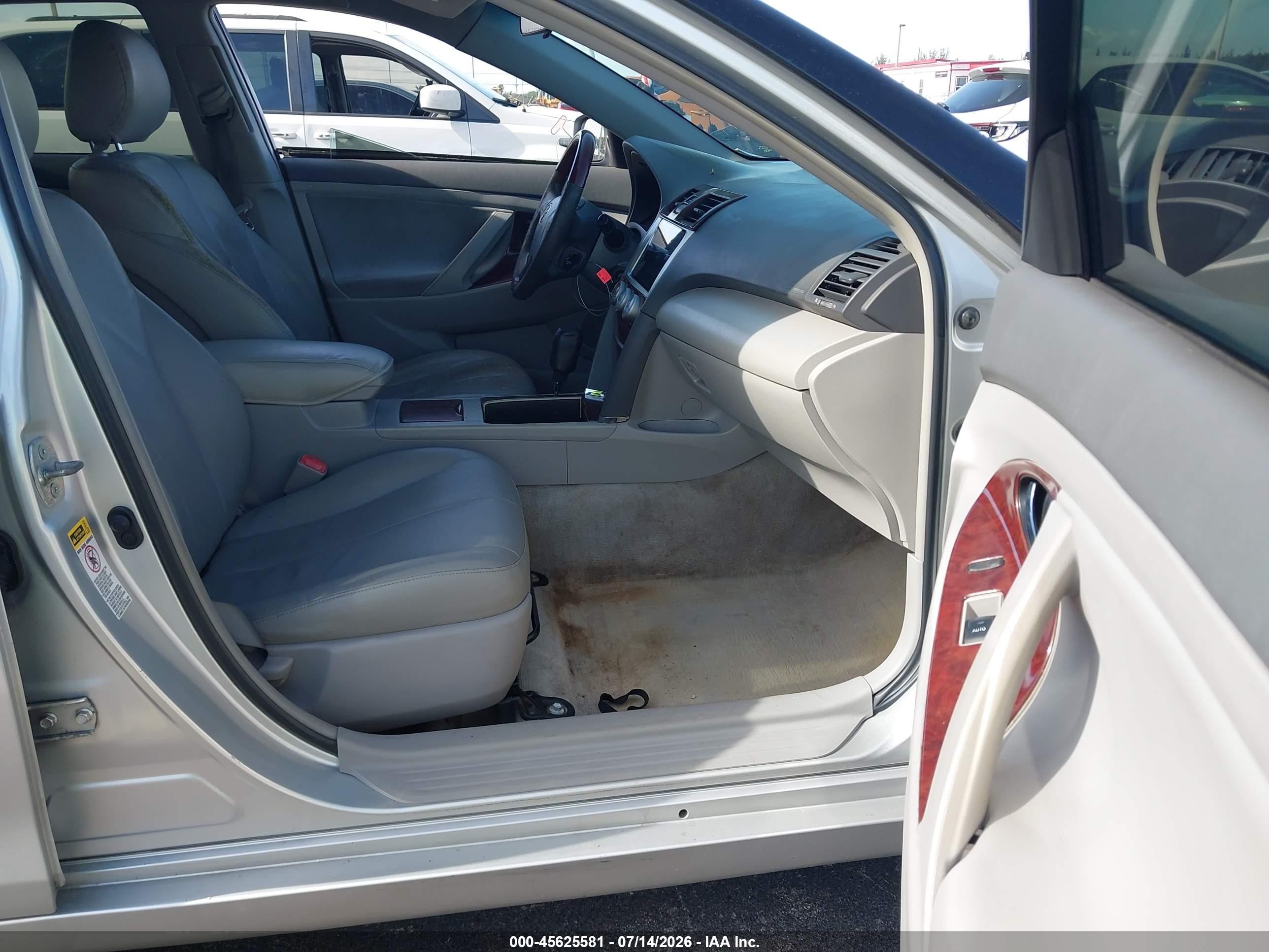 2011 Toyota Camry Le Gray vin: 4T1BF3EK9BU119174
