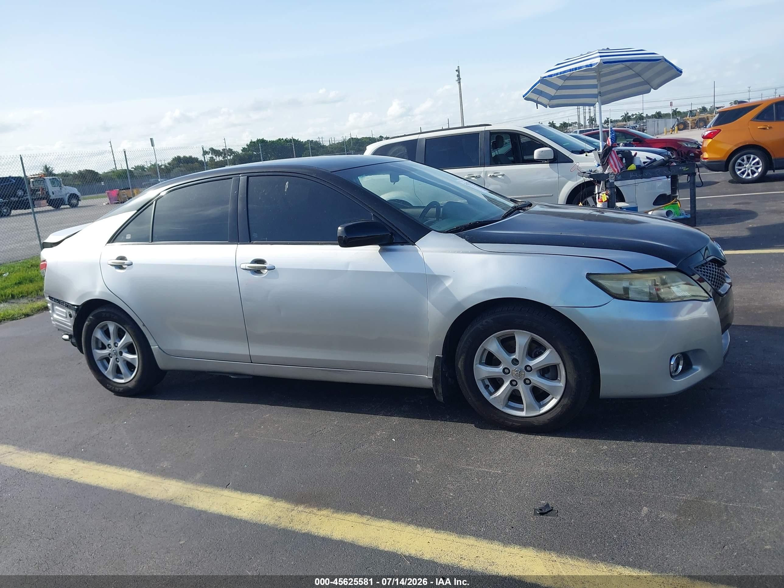 2011 Toyota Camry Le Gray vin: 4T1BF3EK9BU119174