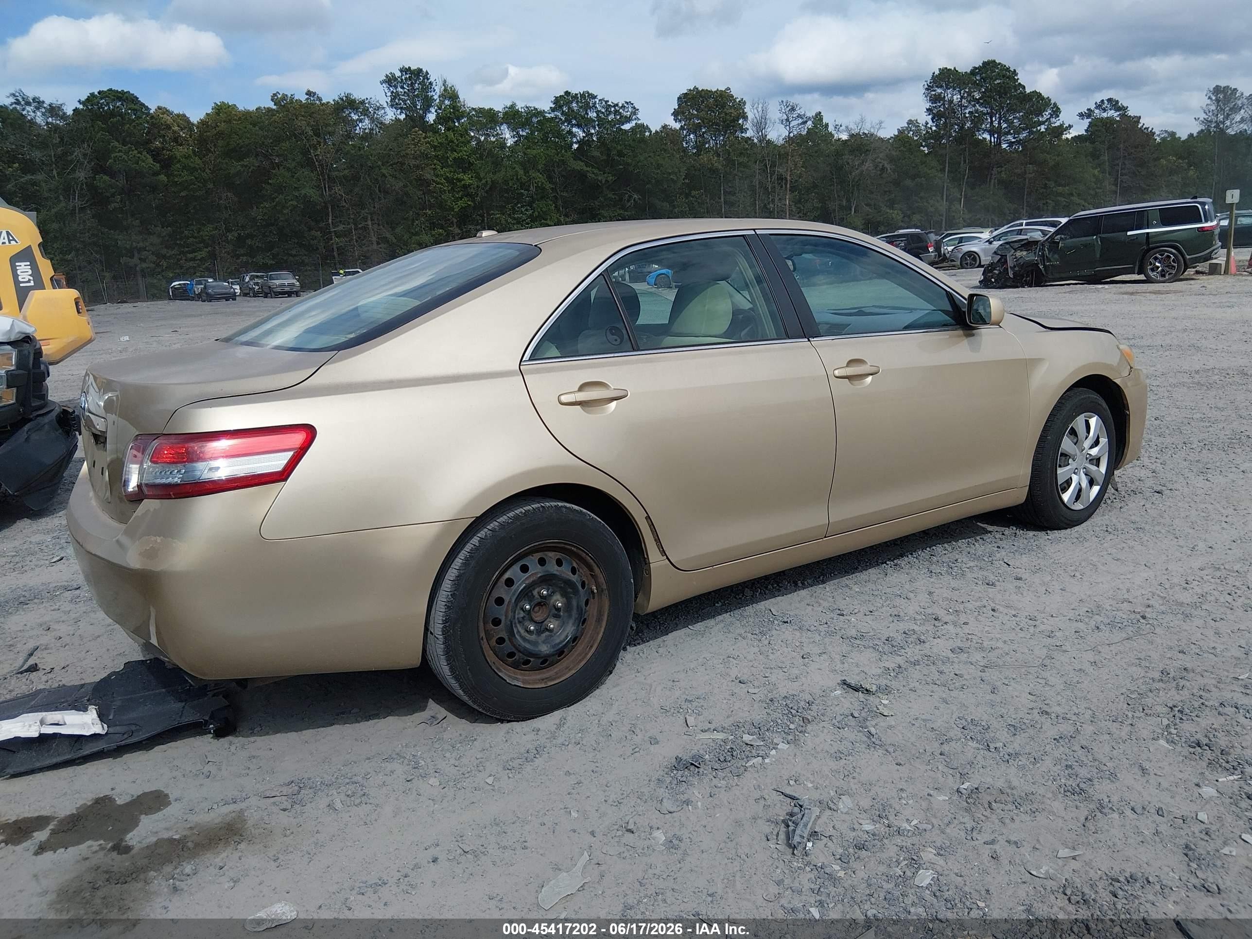 2011 Toyota Camry Le Gold vin: 4T1BF3EK9BU141613