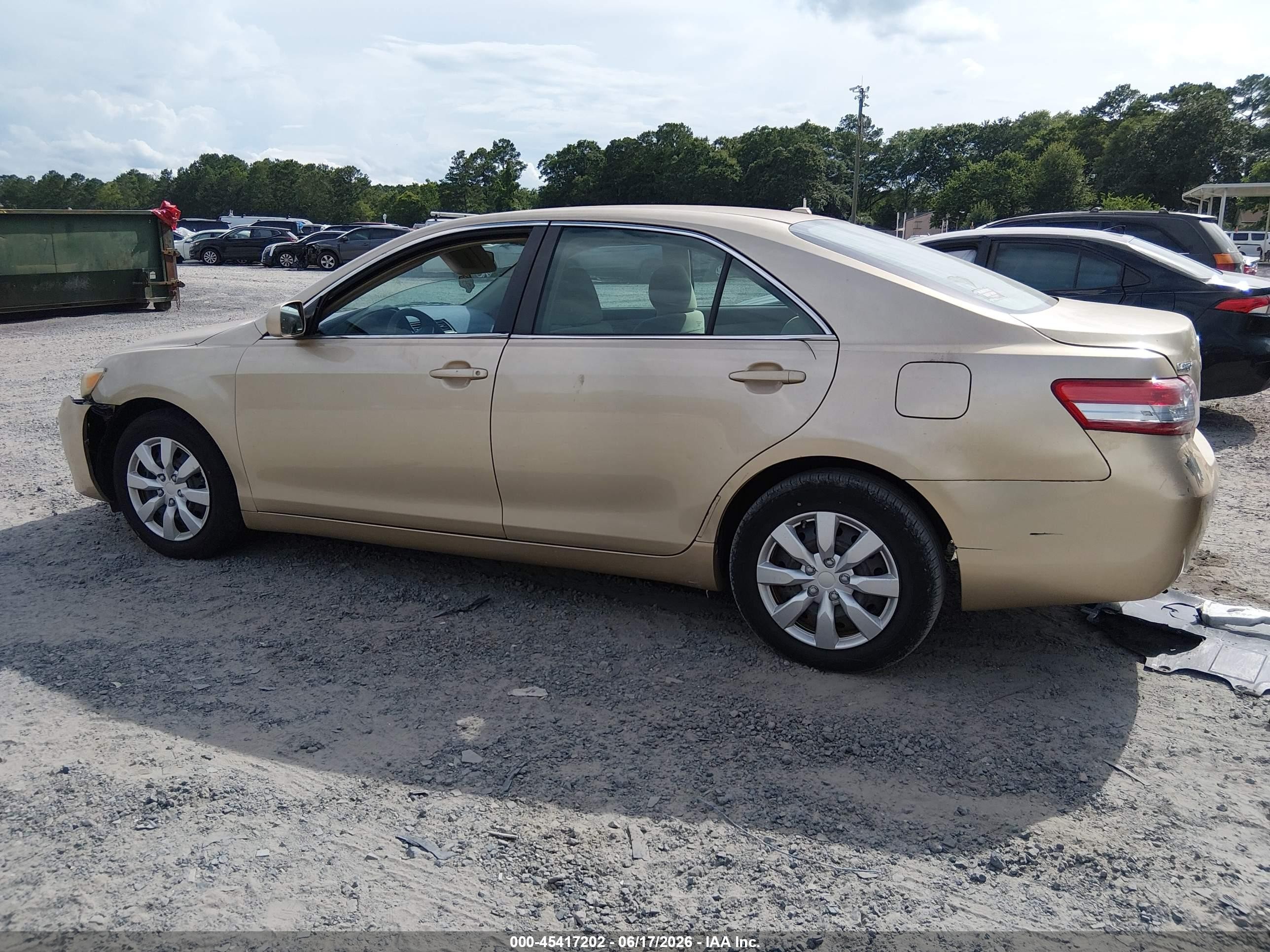 2011 Toyota Camry Le Gold vin: 4T1BF3EK9BU141613