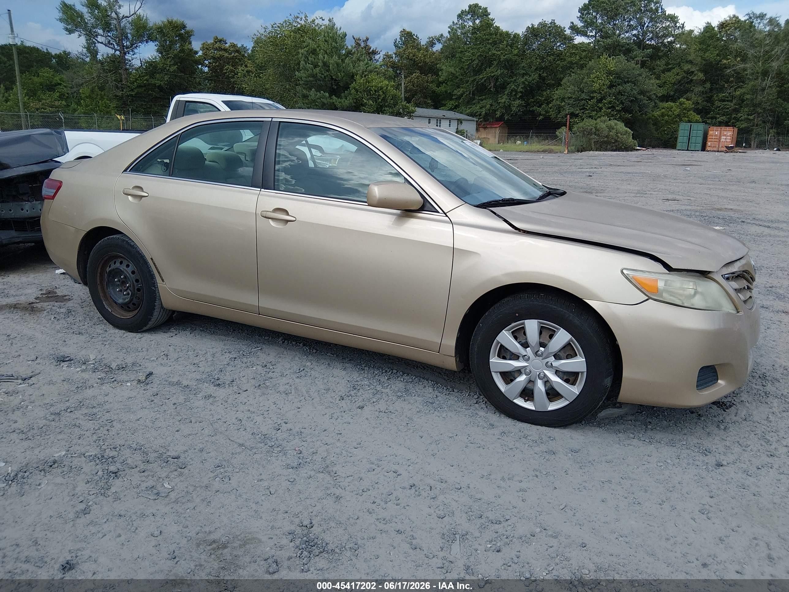 2011 Toyota Camry Le Gold vin: 4T1BF3EK9BU141613