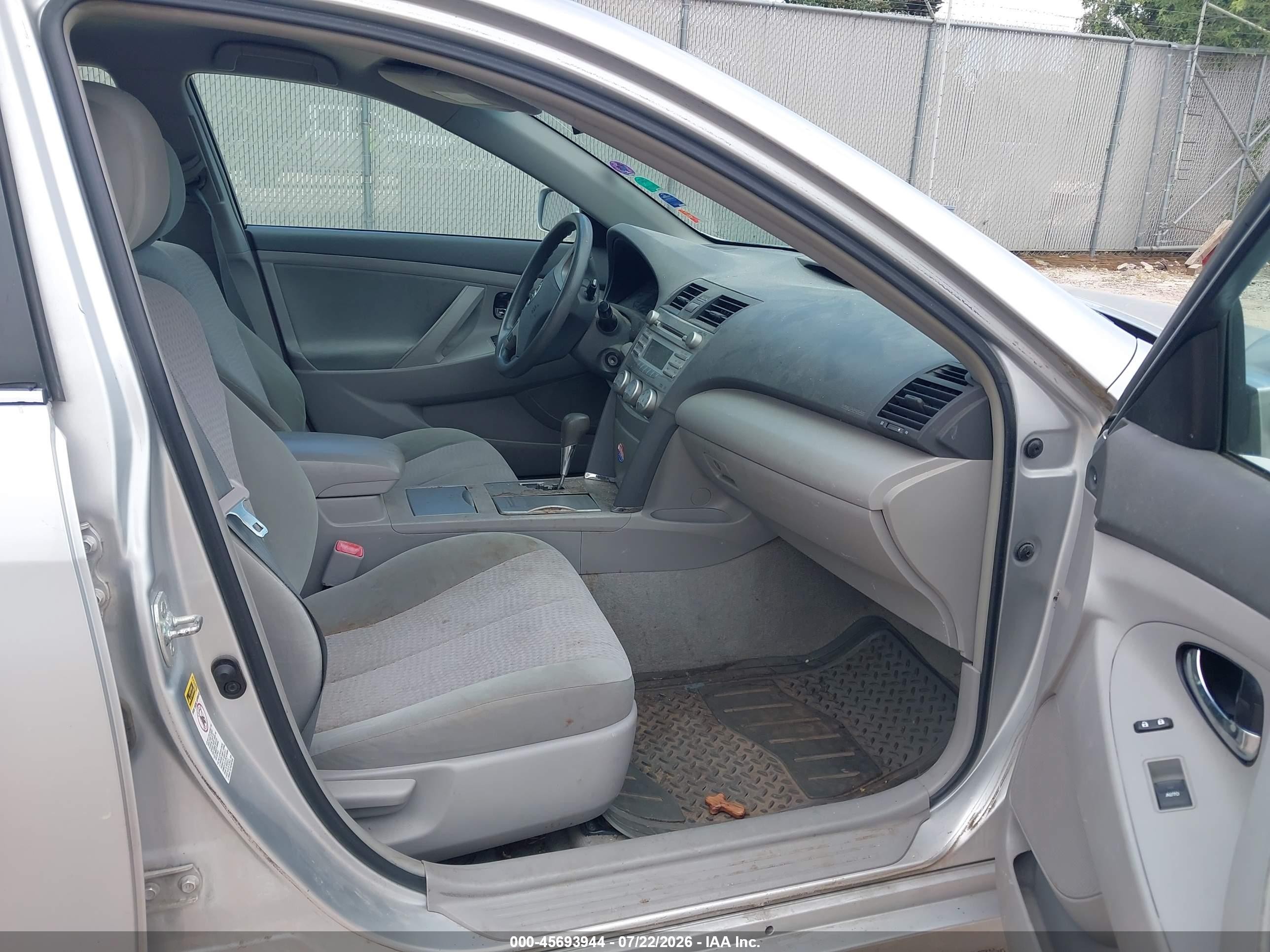 2011 Toyota Camry Le Silver vin: 4T1BF3EK9BU191816