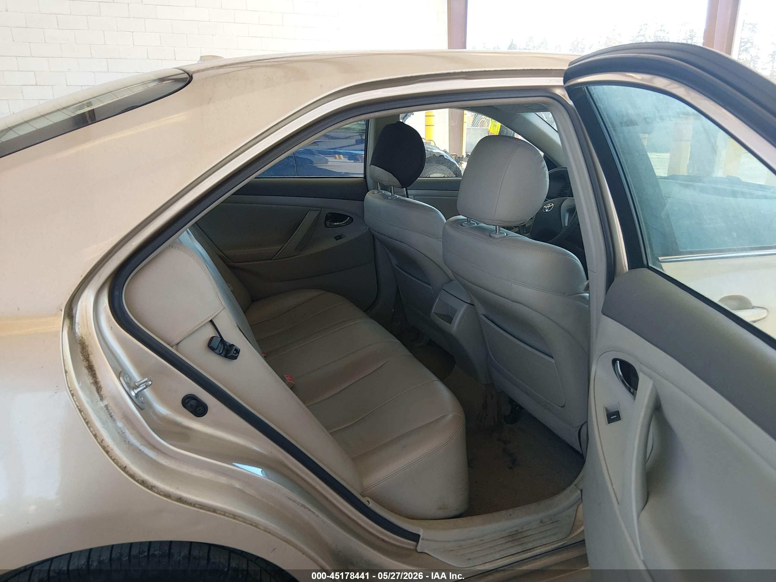2011 Toyota Camry Le Gold vin: 4T1BF3EK9BU212146