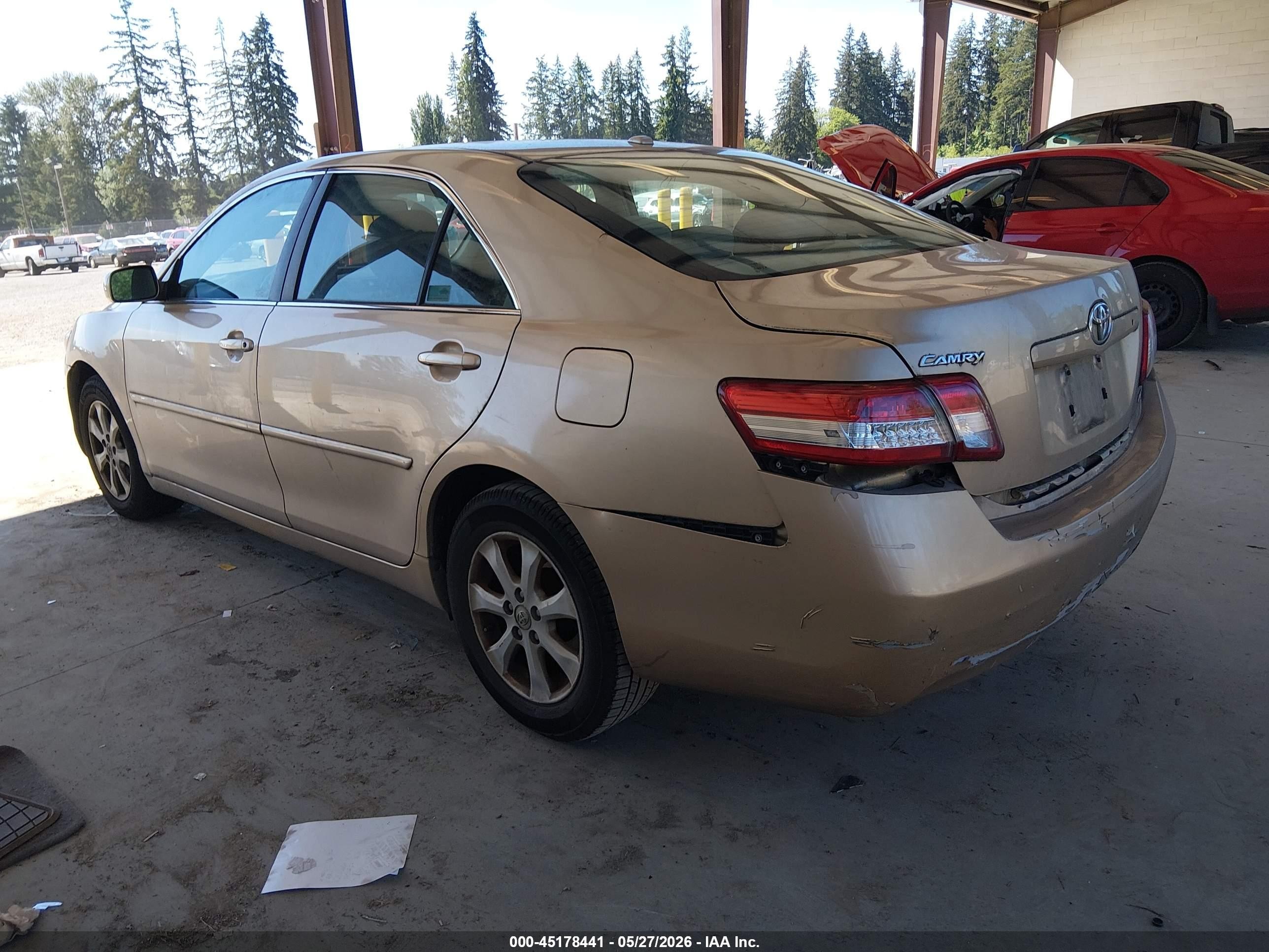 2011 Toyota Camry Le Gold vin: 4T1BF3EK9BU212146