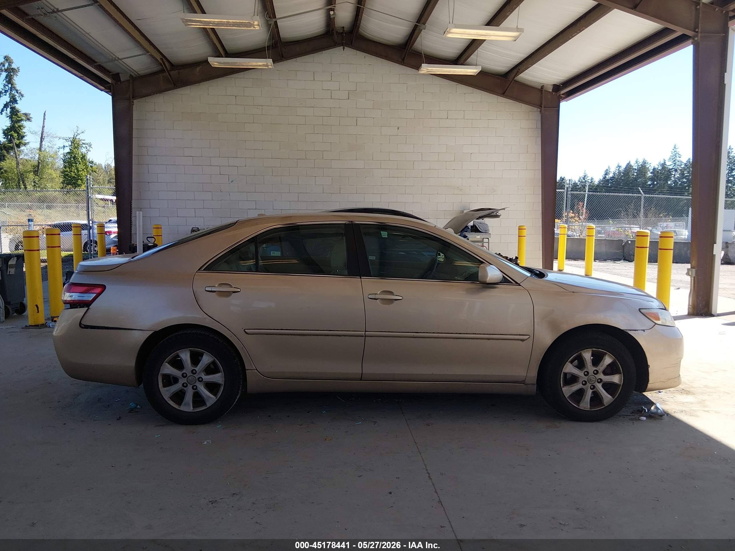 2011 Toyota Camry Le Gold vin: 4T1BF3EK9BU212146