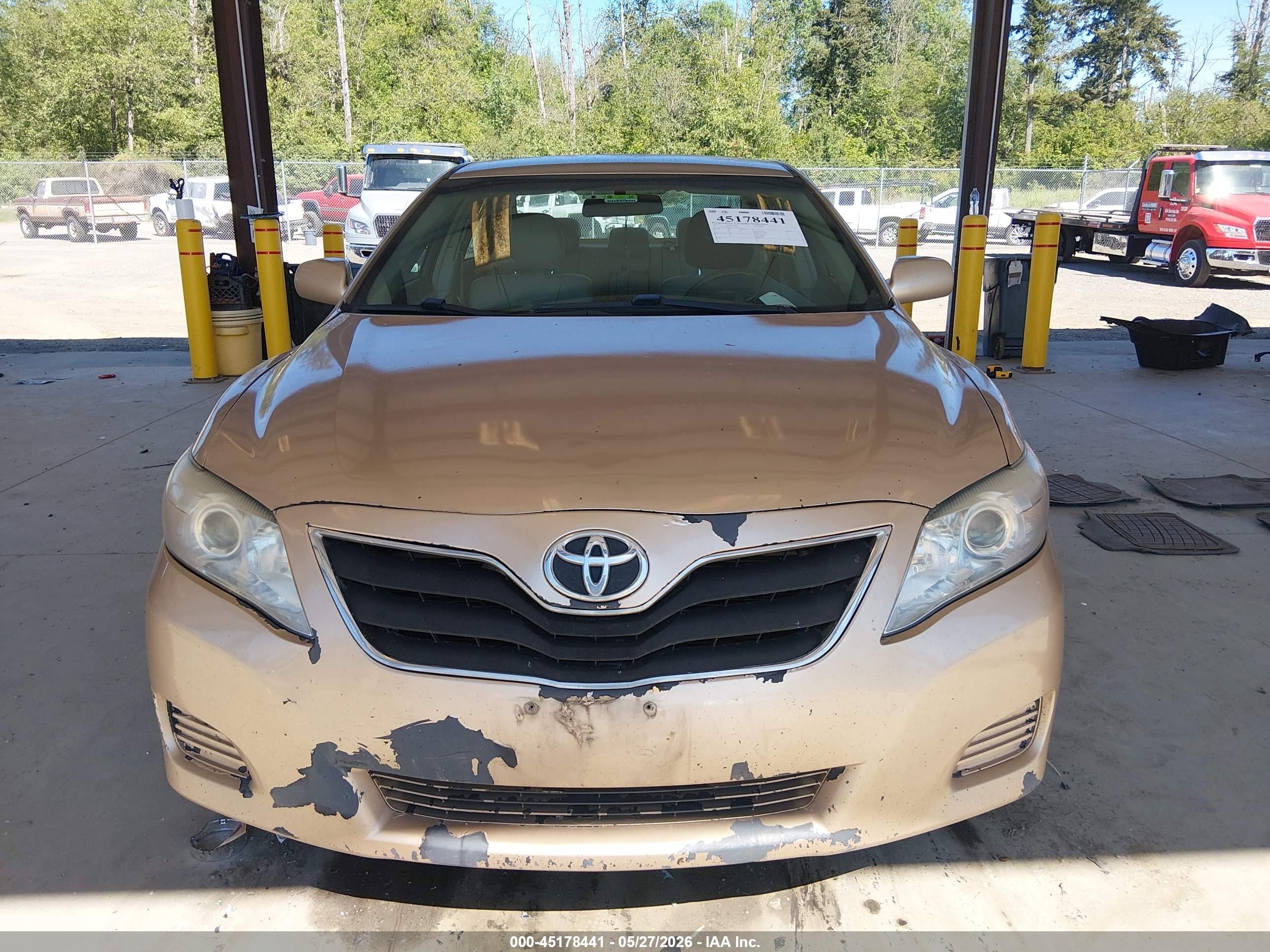 2011 Toyota Camry Le Gold vin: 4T1BF3EK9BU212146
