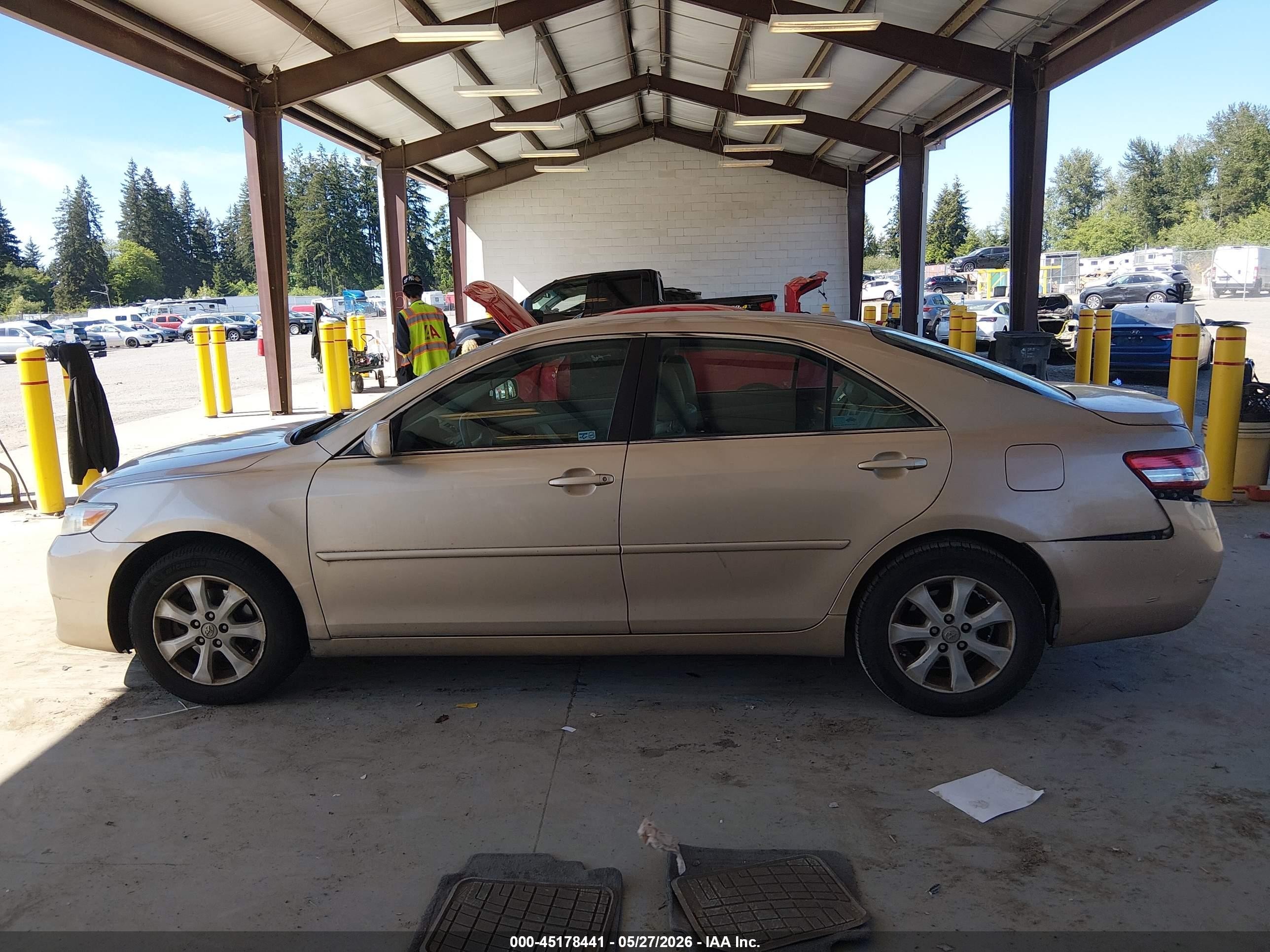 2011 Toyota Camry Le Gold vin: 4T1BF3EK9BU212146